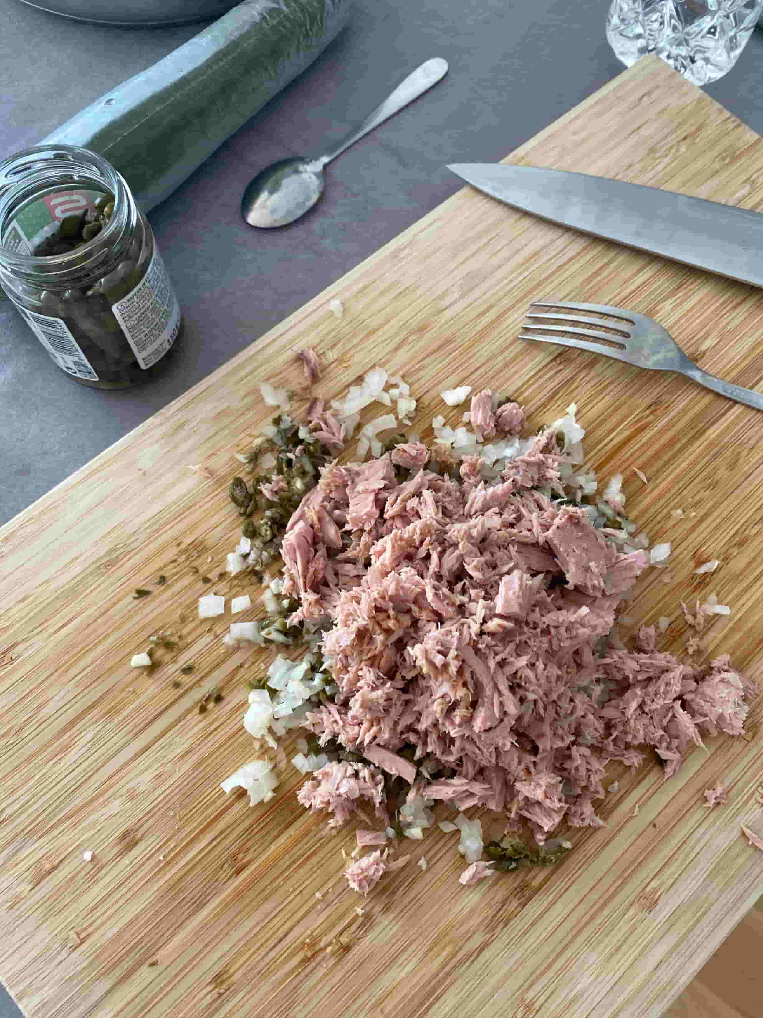 Сандвич с риба тон и краставици Recipe Image