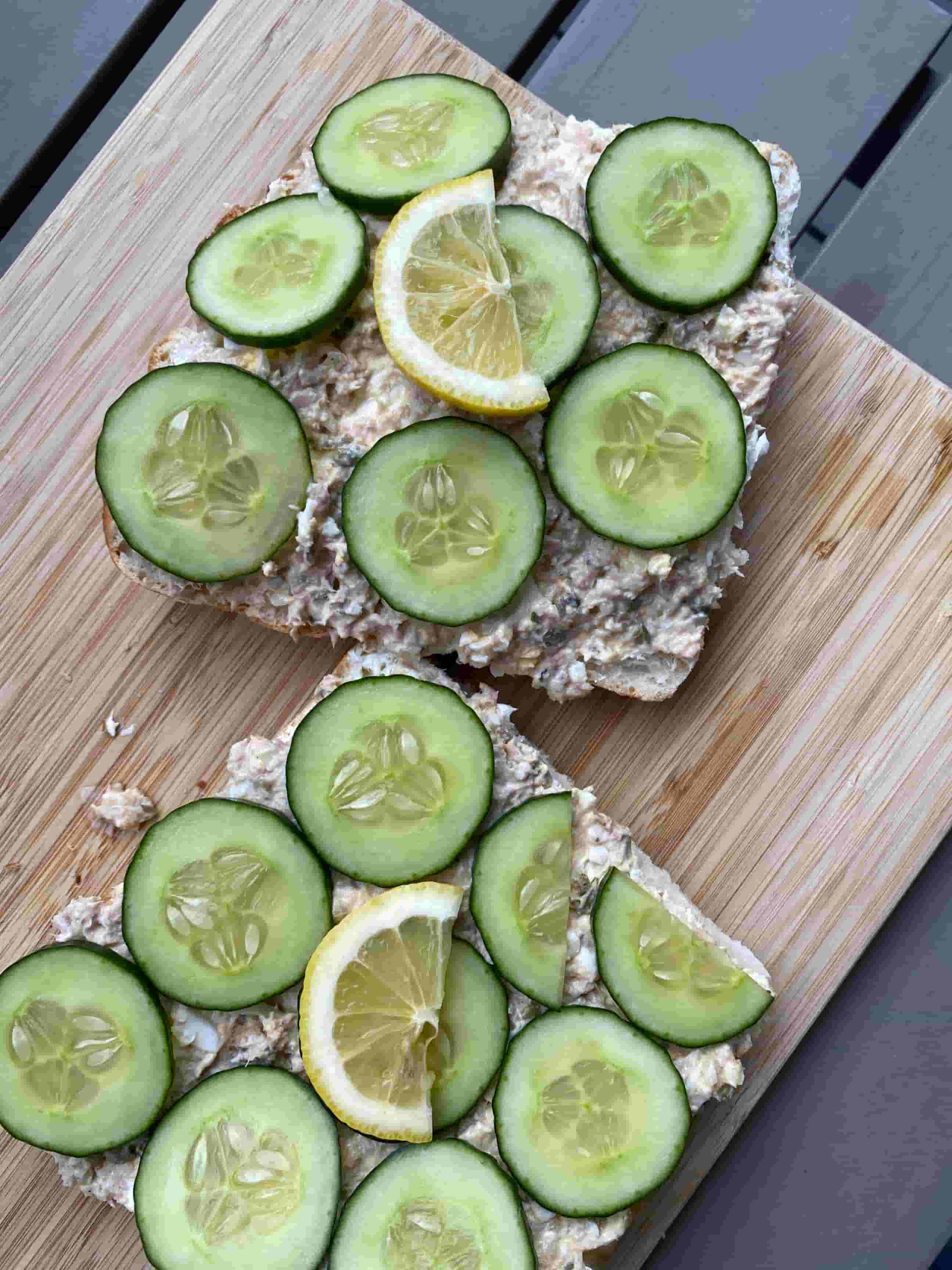Сандвич с риба тон и краставици Recipe Image