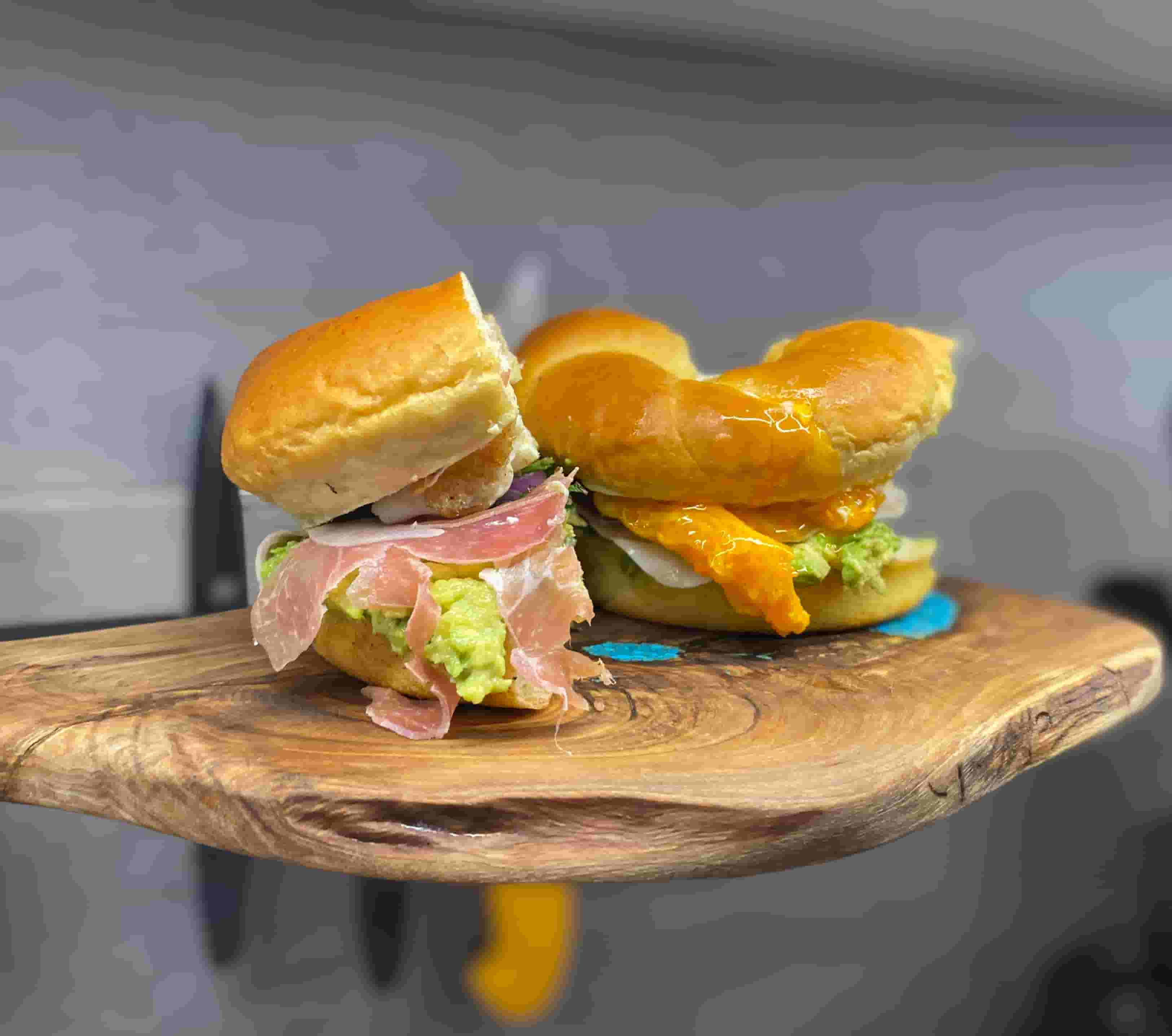 Prosciutto Bagel mit Avocado-Mousse Recipe Image