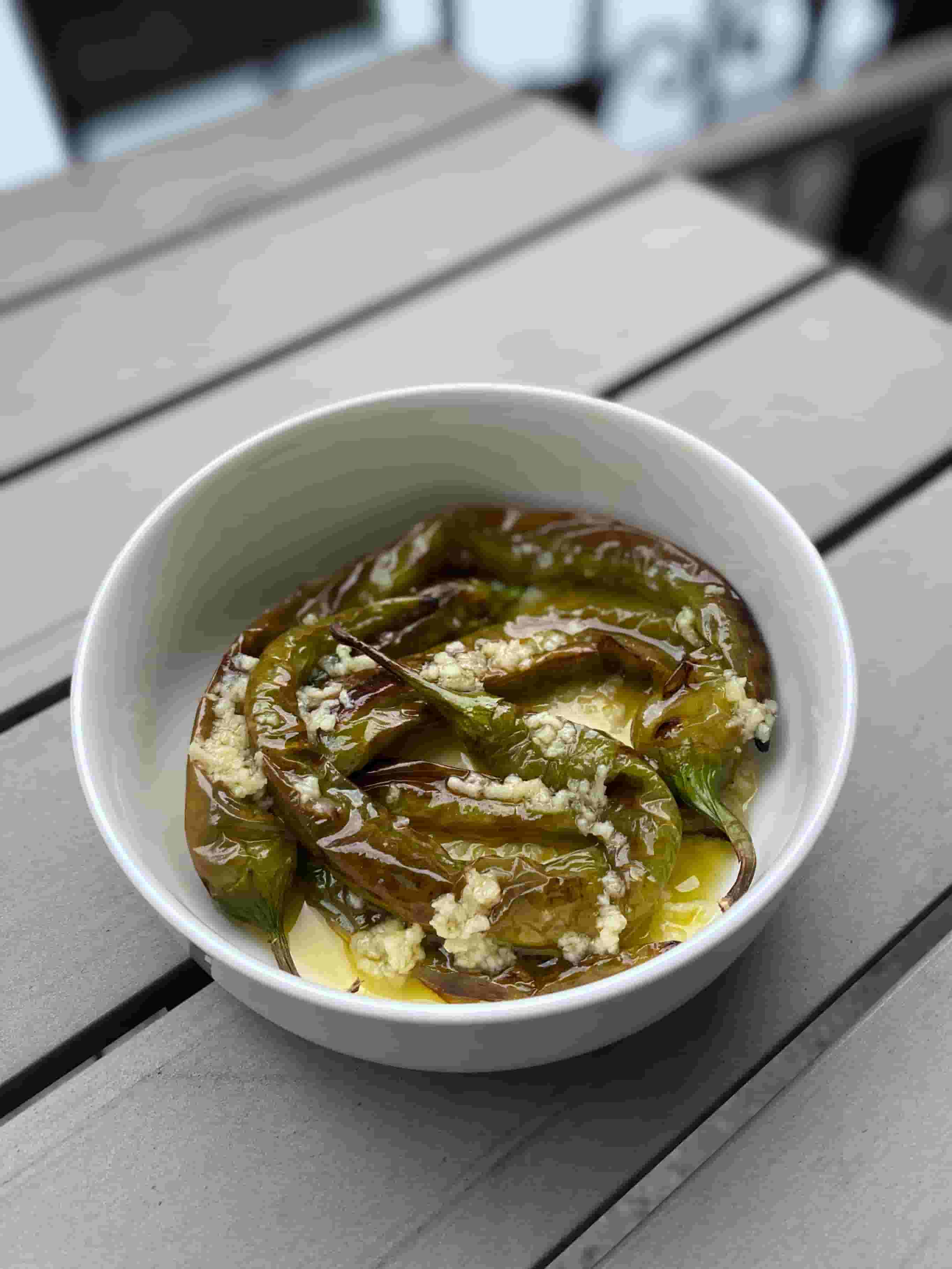 Пикантно предястие от печени зелени чушки Recipe Image