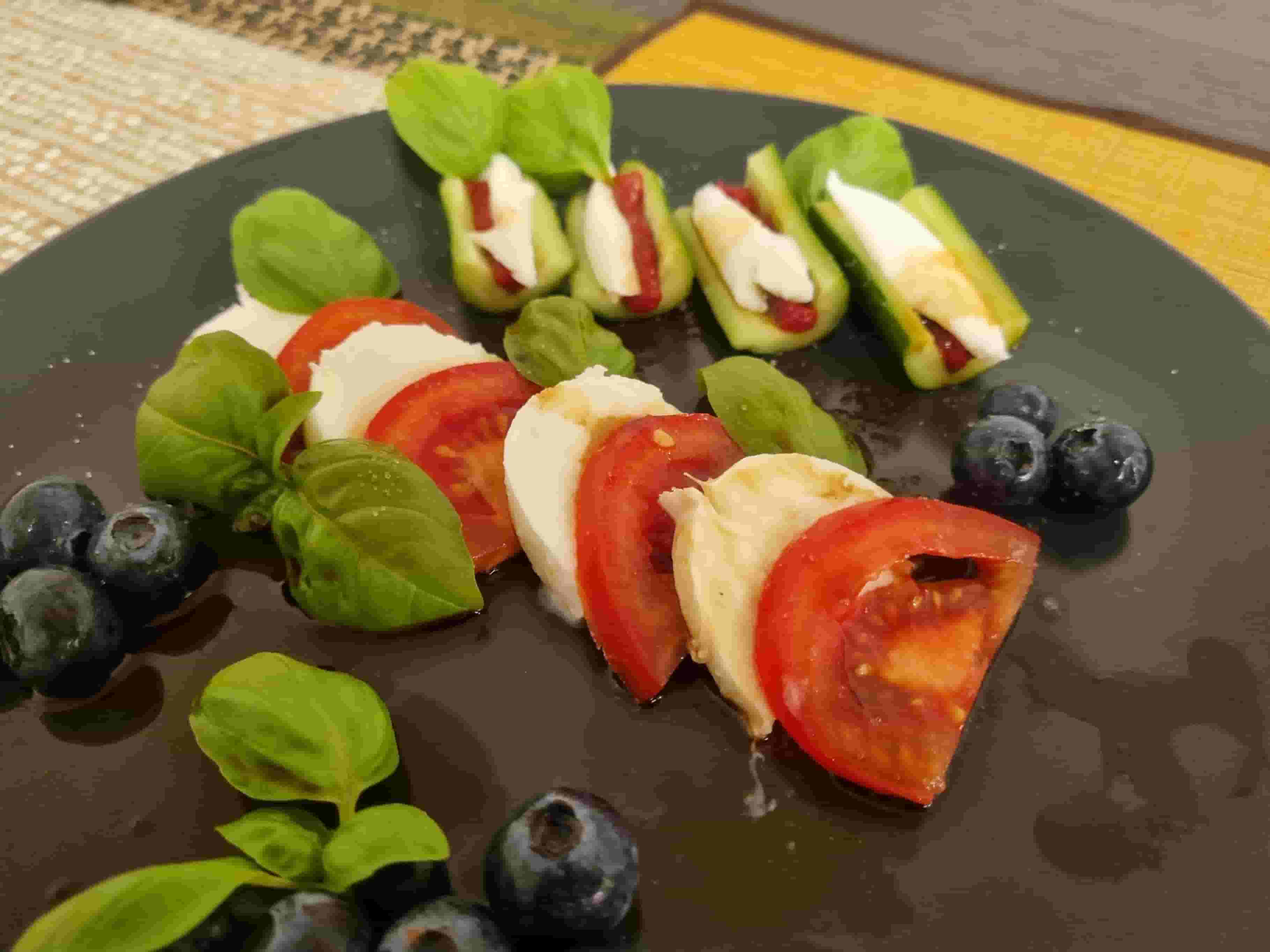 Биволска моцарела с пресни чери домати Recipe Image