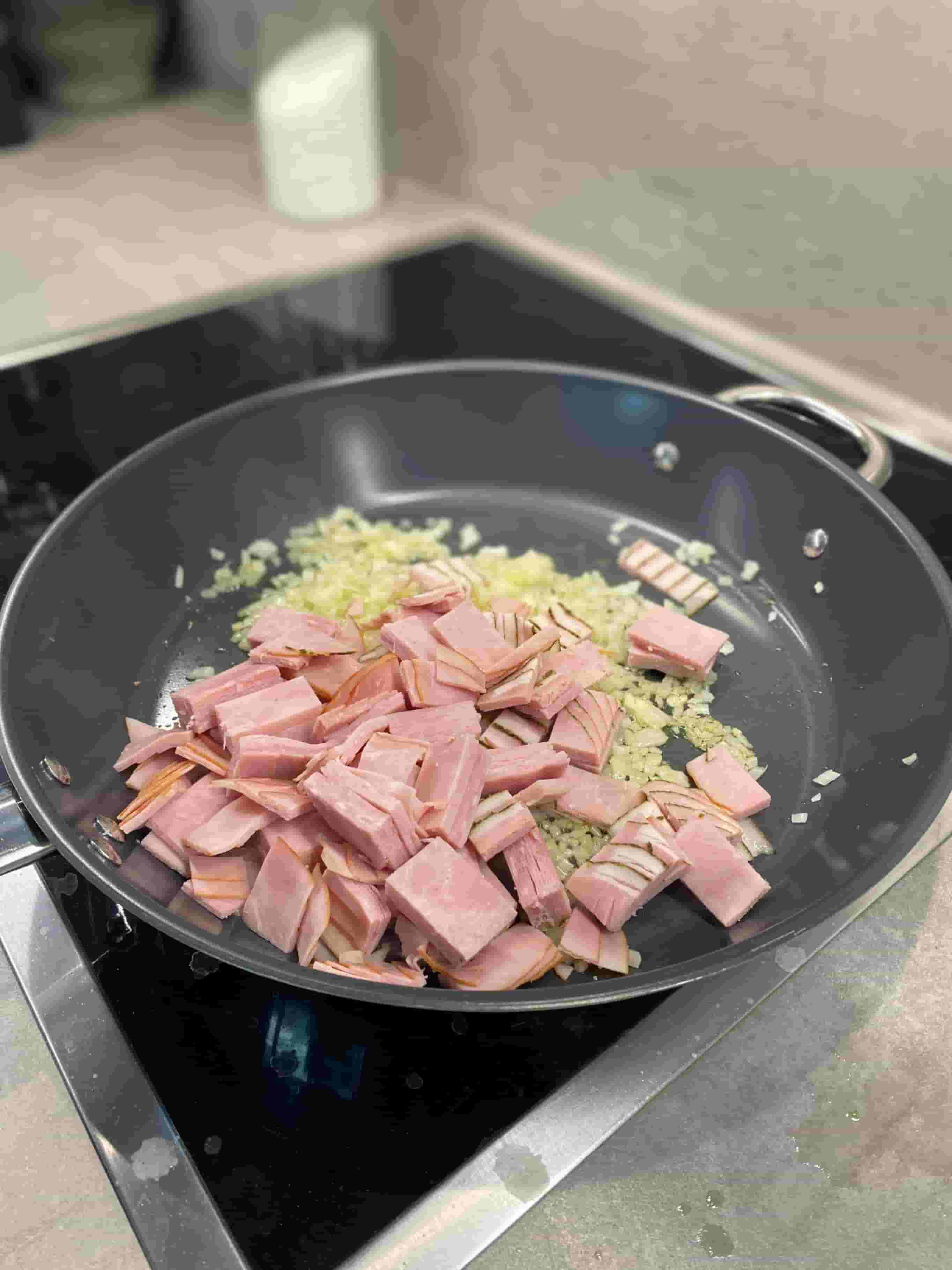 Spätzle de Espinacas con Proteínas, Cebolla y Jamón (sin Leche) Recipe Image