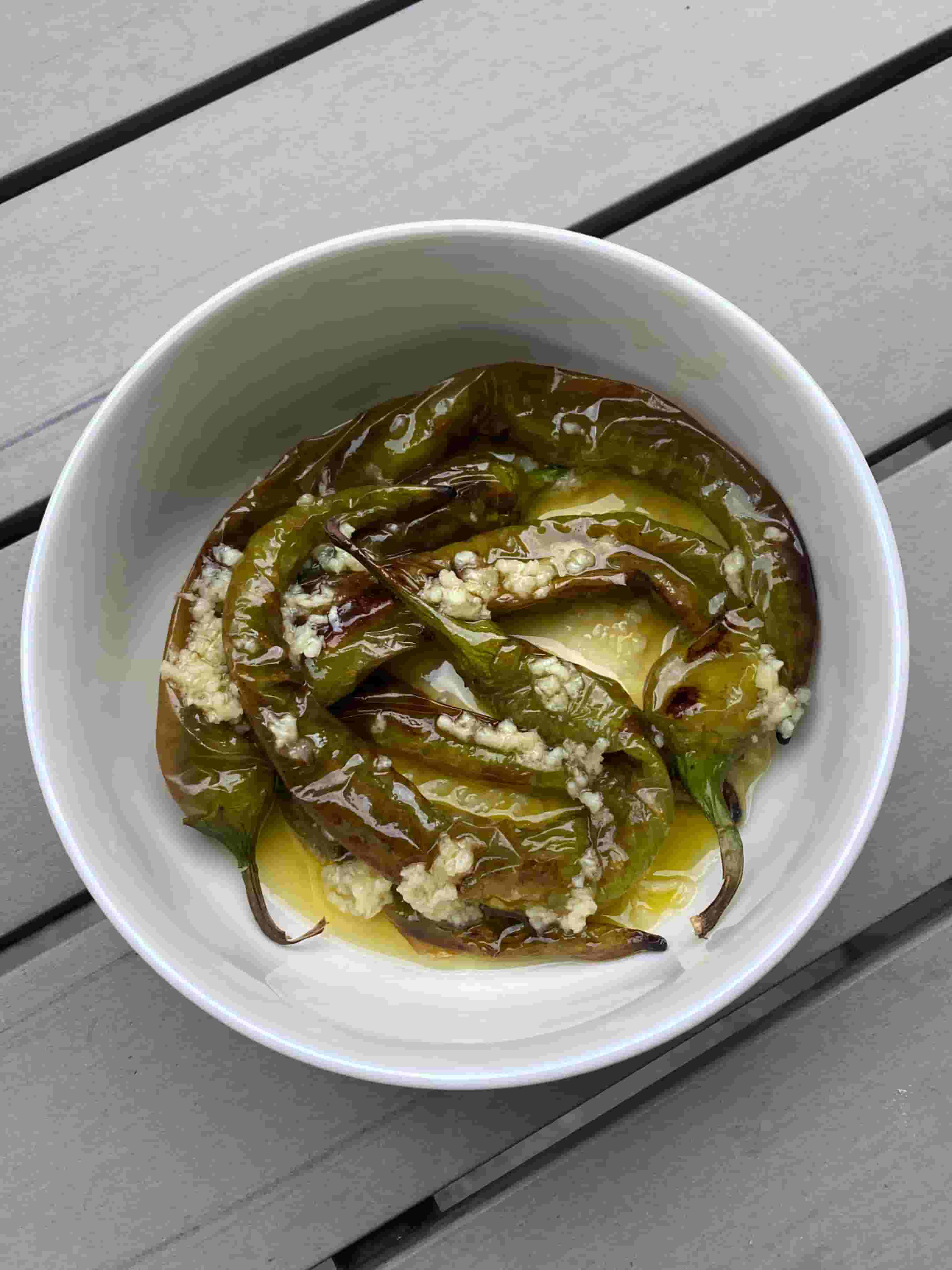Пикантно предястие от печени зелени чушки Recipe Image