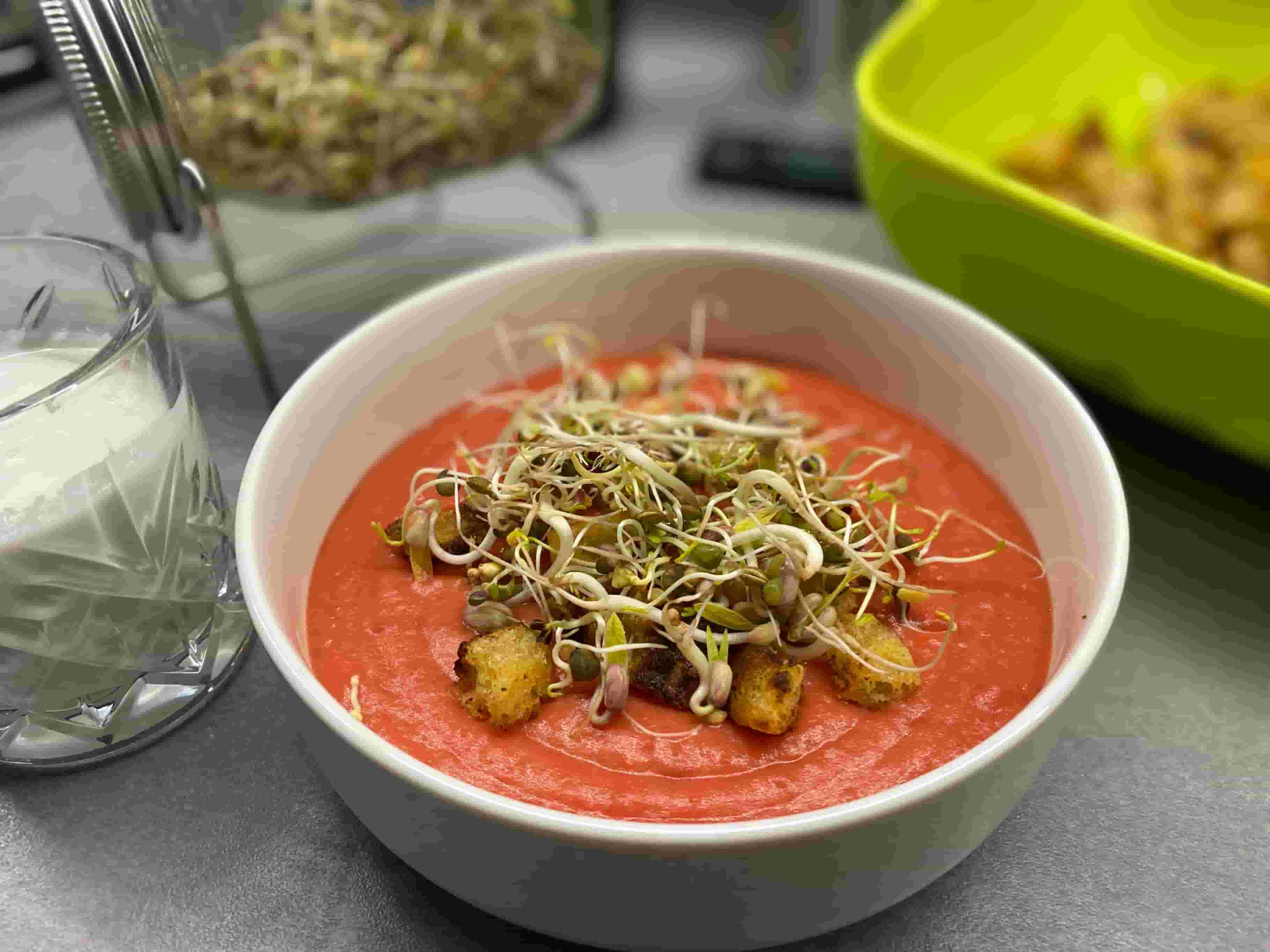Rode bieten kokosroomsoep met croutons en kiemen Recipe Image