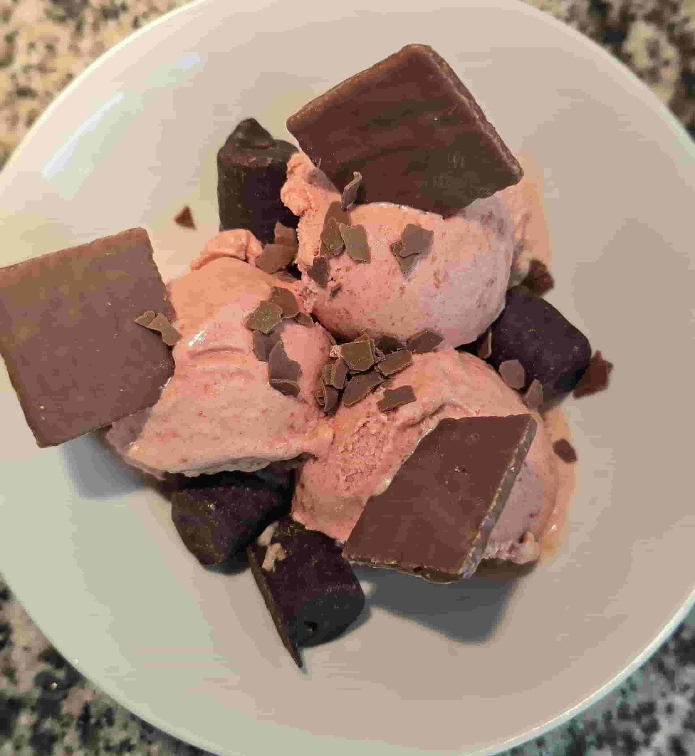 Kirsch-Sahne-Eis mit Zimt und Limette Recipe Image