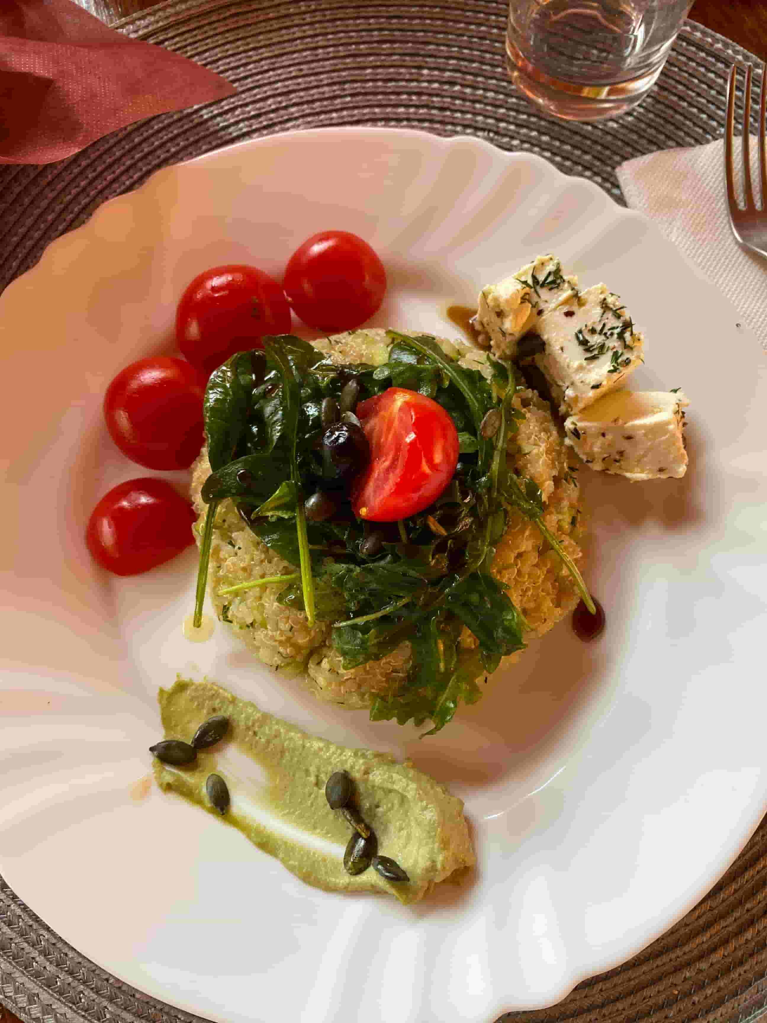 Салата от краставици, киноа и зелении Recipe Image