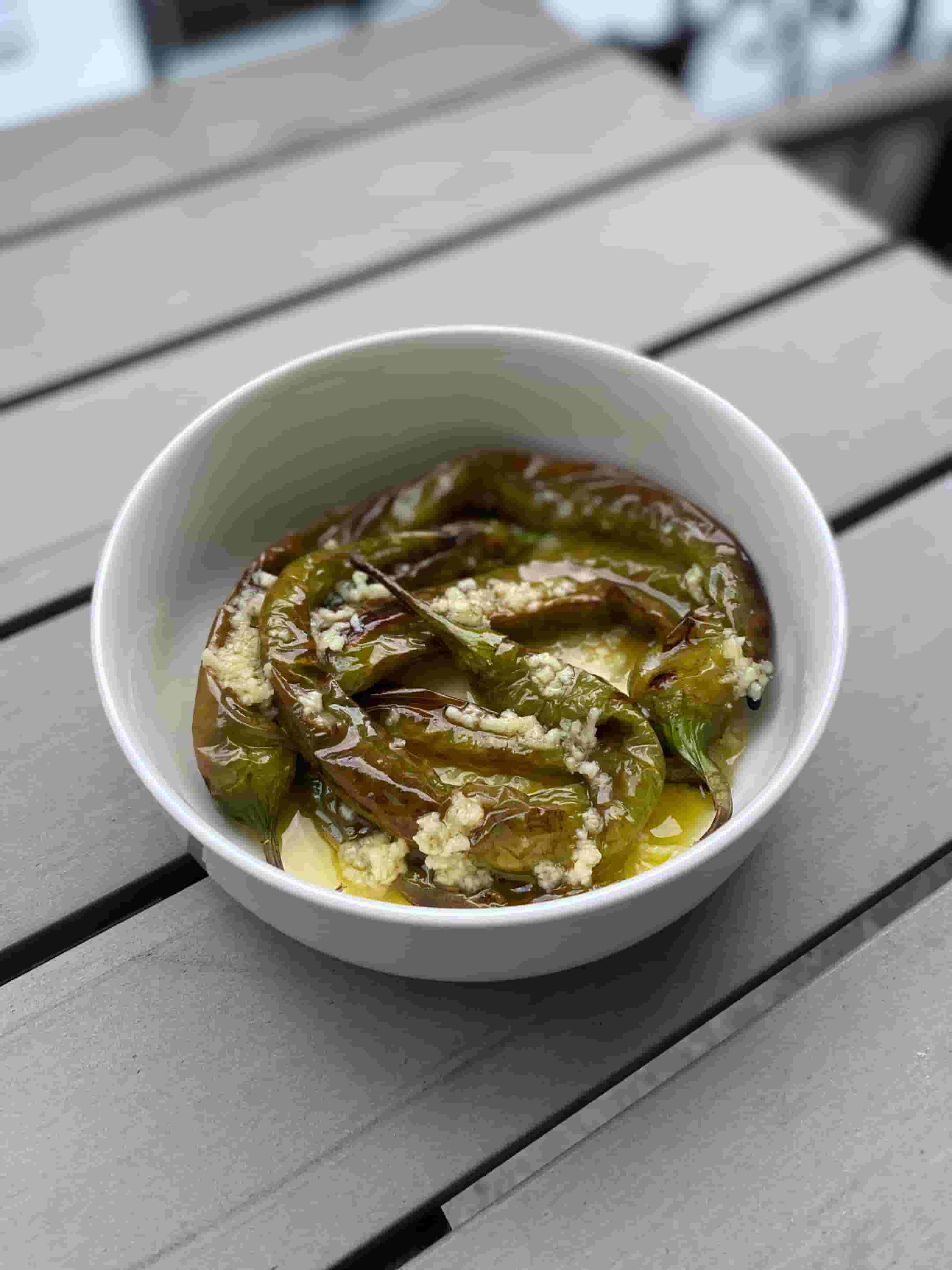 Пикантно предястие от печени зелени чушки Recipe Image