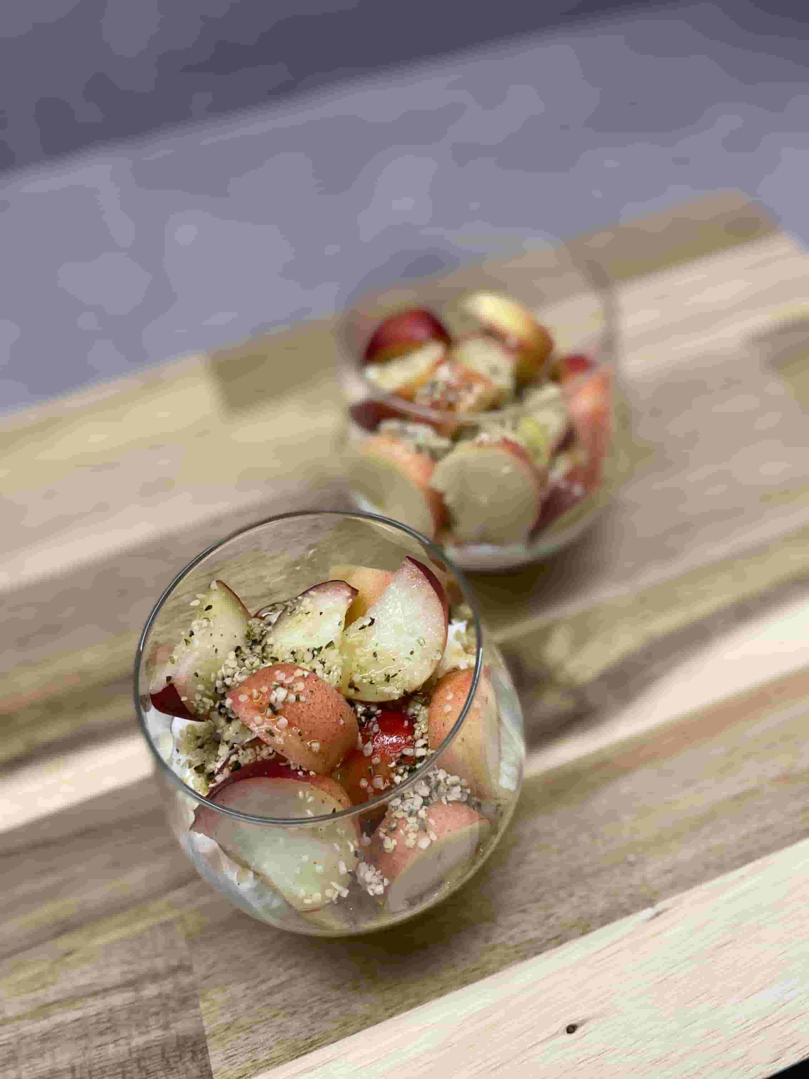 Schneller & gesunder Pfirsich-Joghurt-Snack mit Hanfsamen Recipe Image