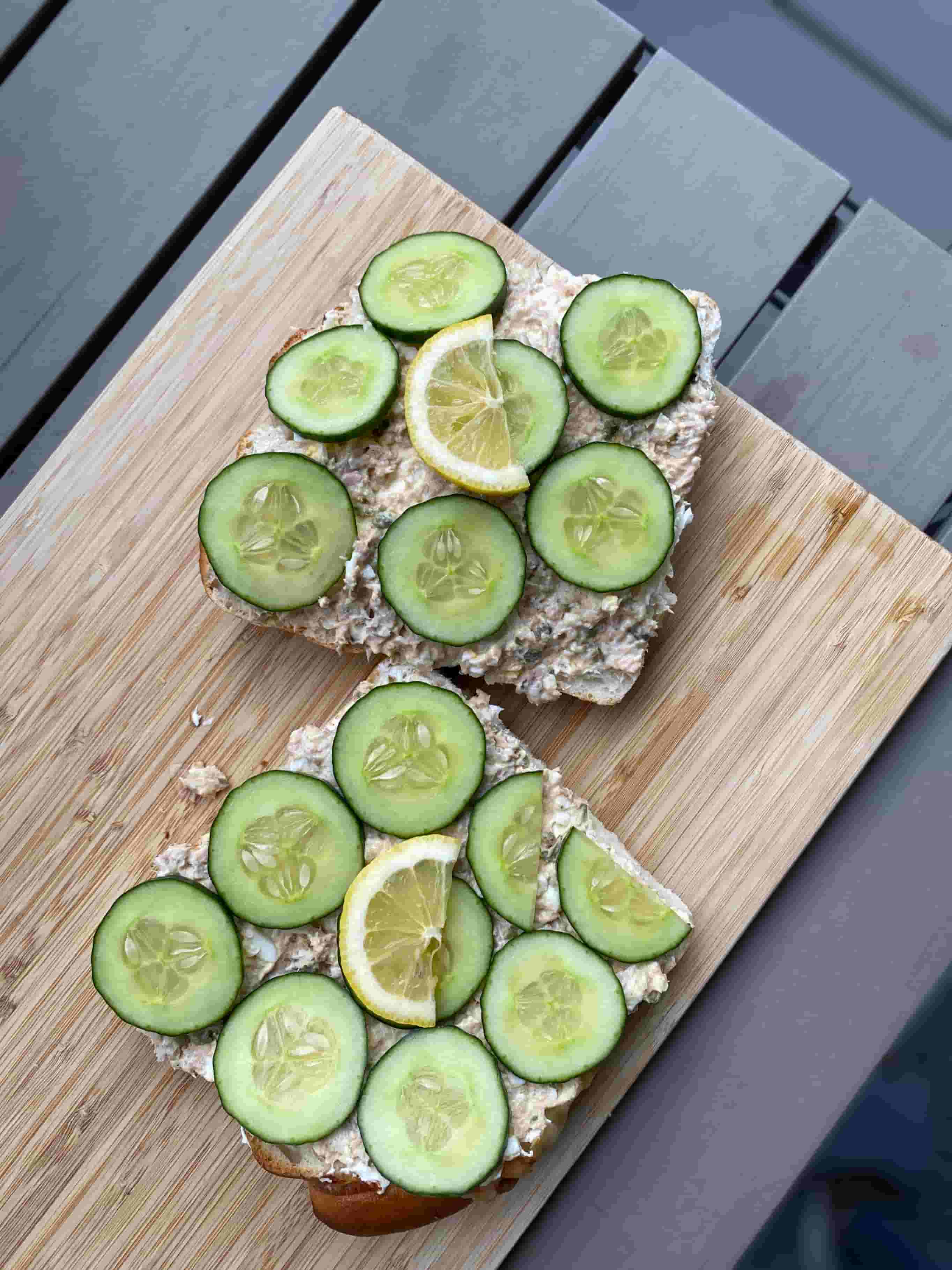 Сандвич с риба тон и краставици Recipe Image