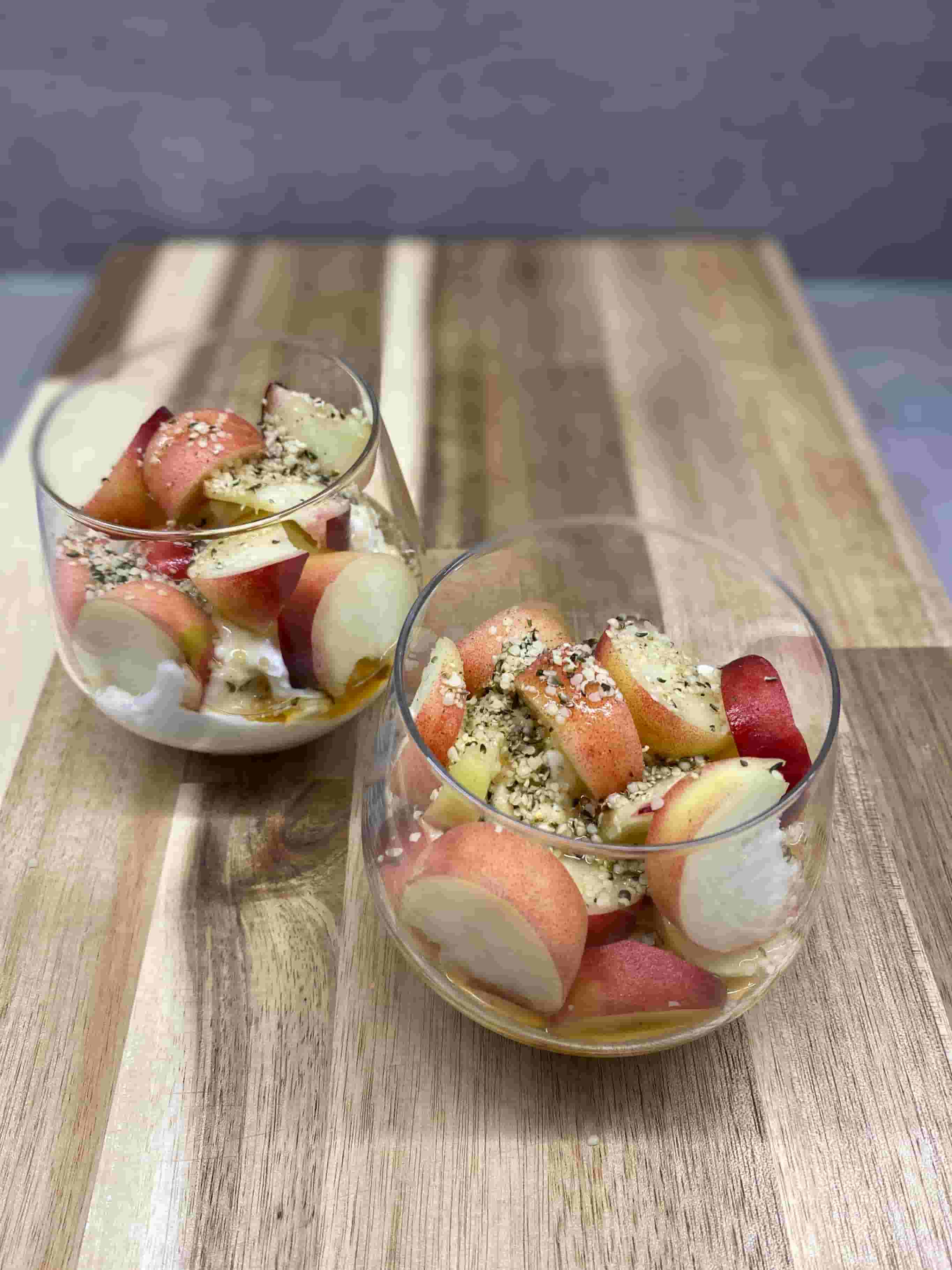 Schneller & gesunder Pfirsich-Joghurt-Snack mit Hanfsamen Recipe Image