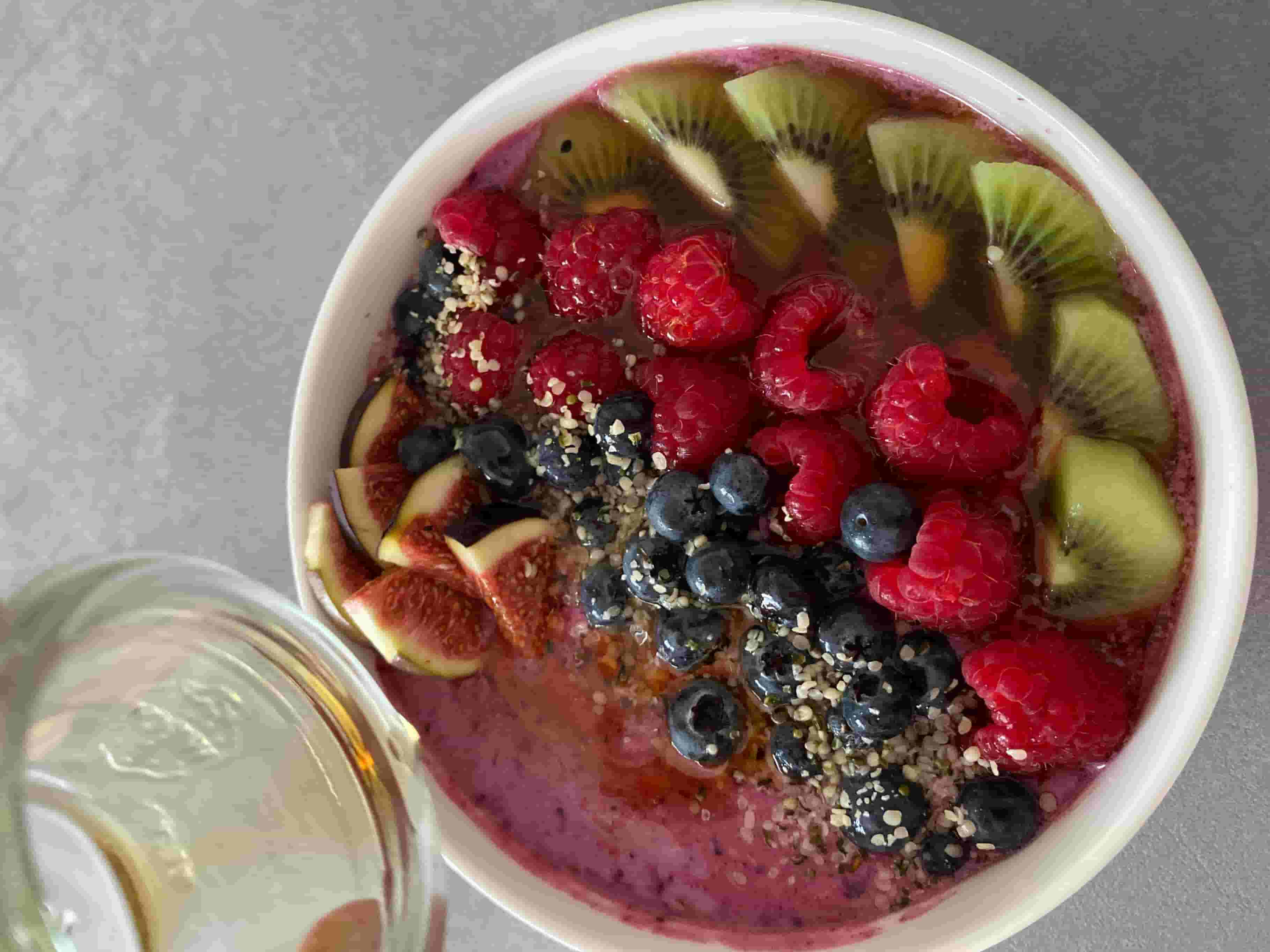 Bol de smoothie aux fruits Recipe Image
