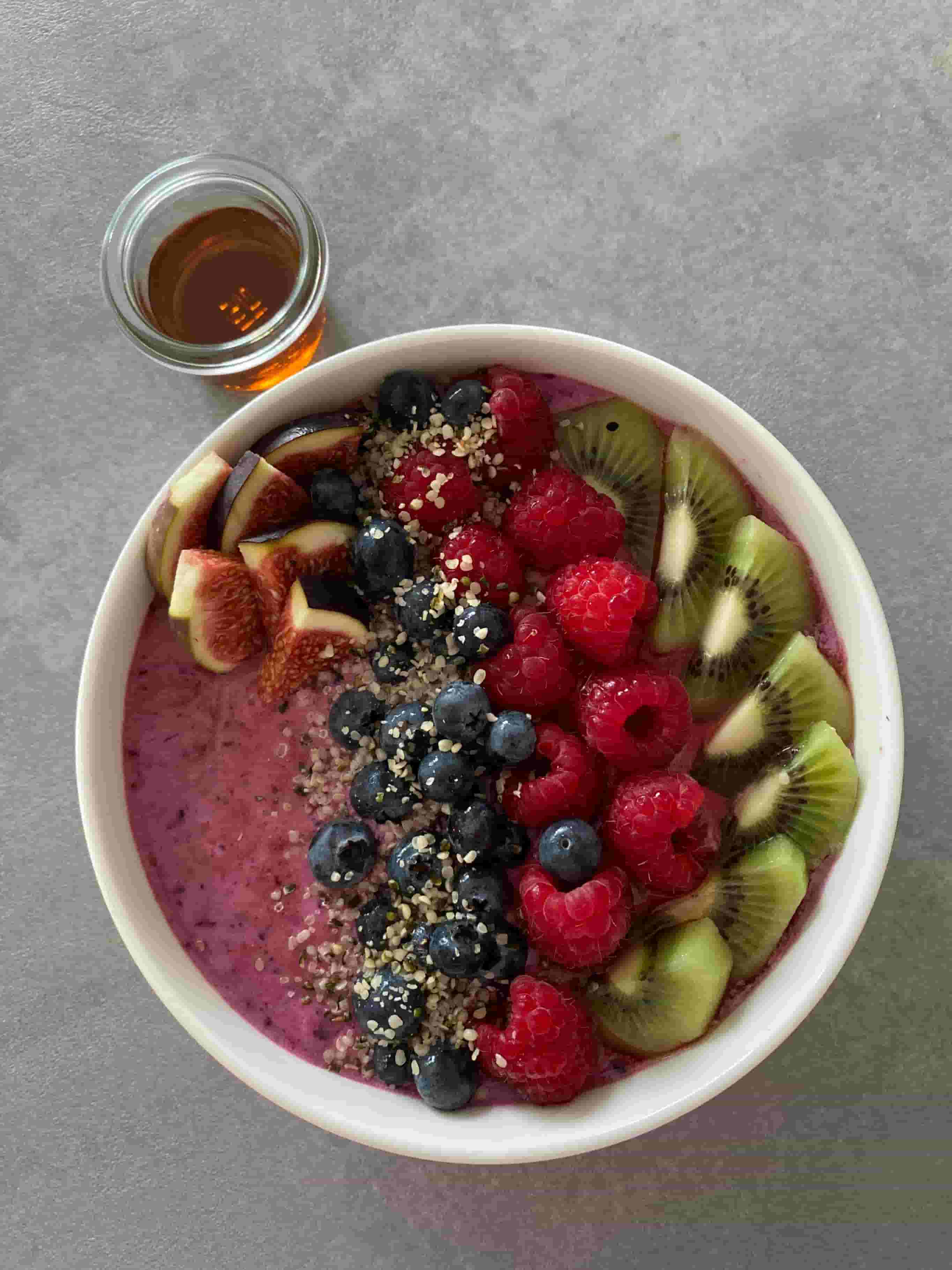 Bol de smoothie aux fruits Recipe Image