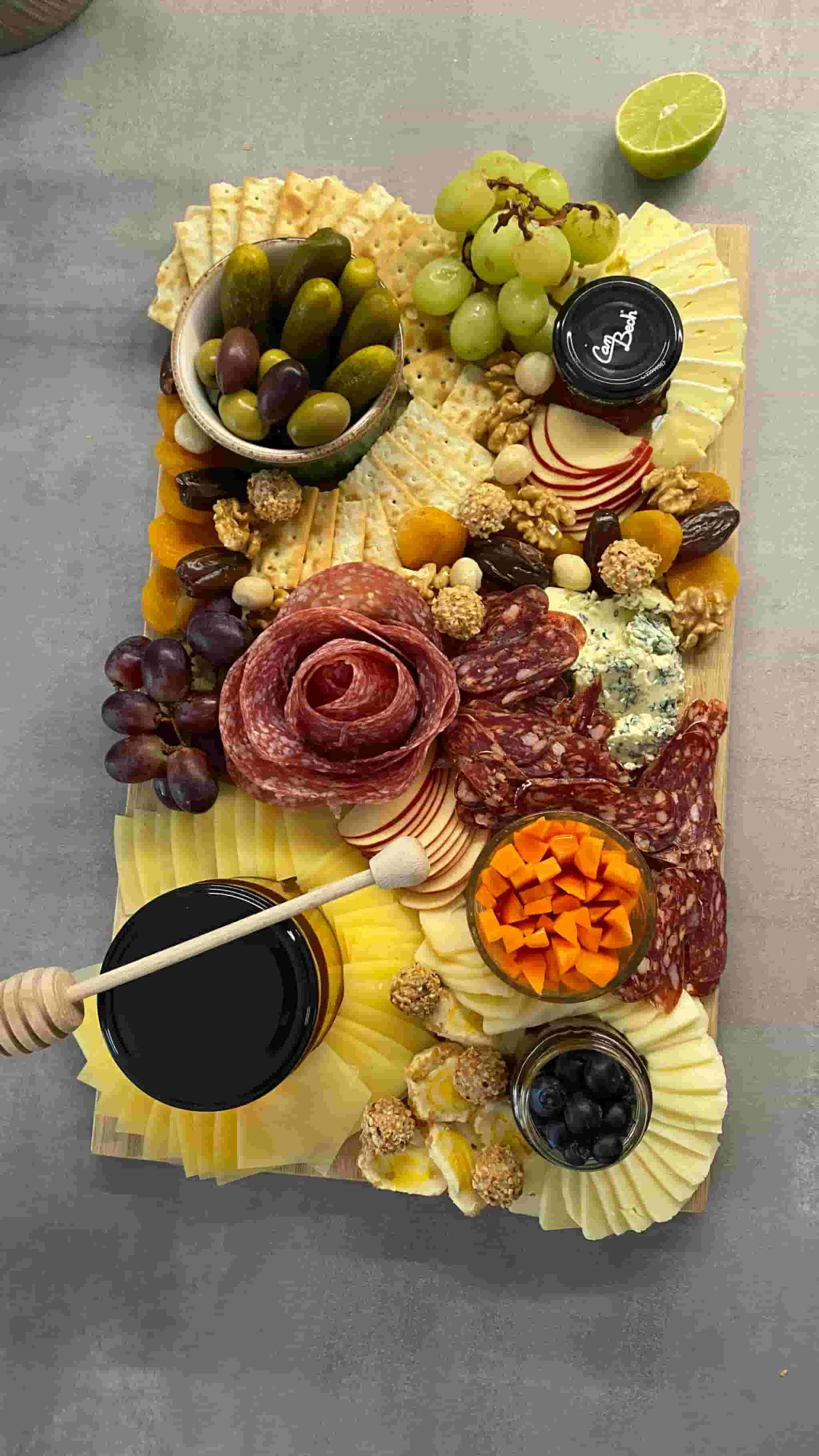 Парти плато със сирена и колбаси Recipe Image