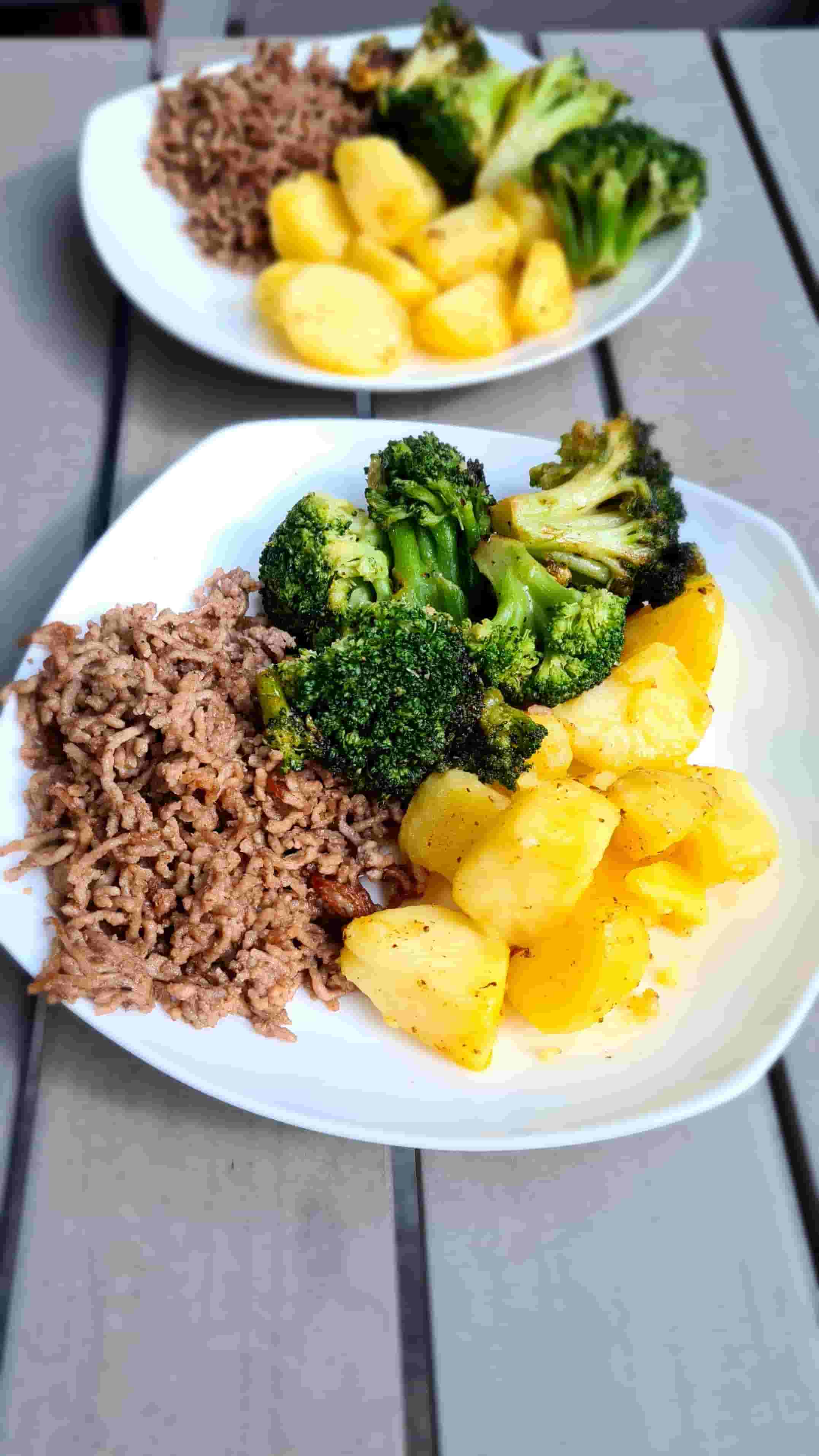 Viande hachée simple avec pommes de terre et brocoli Recipe Image