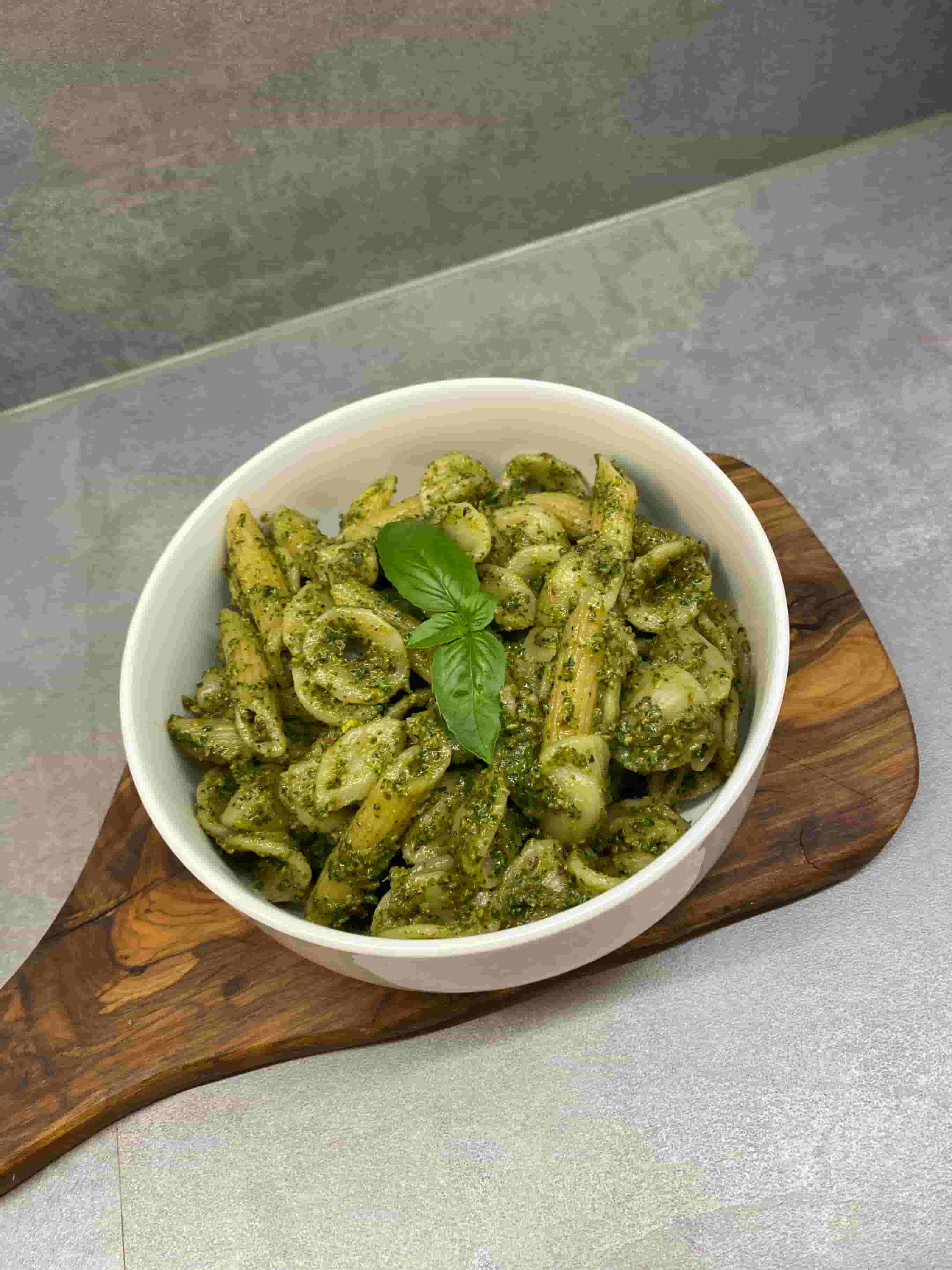Pasta con Pesto de Acelga y Hojas de Remolacha Recipe Image
