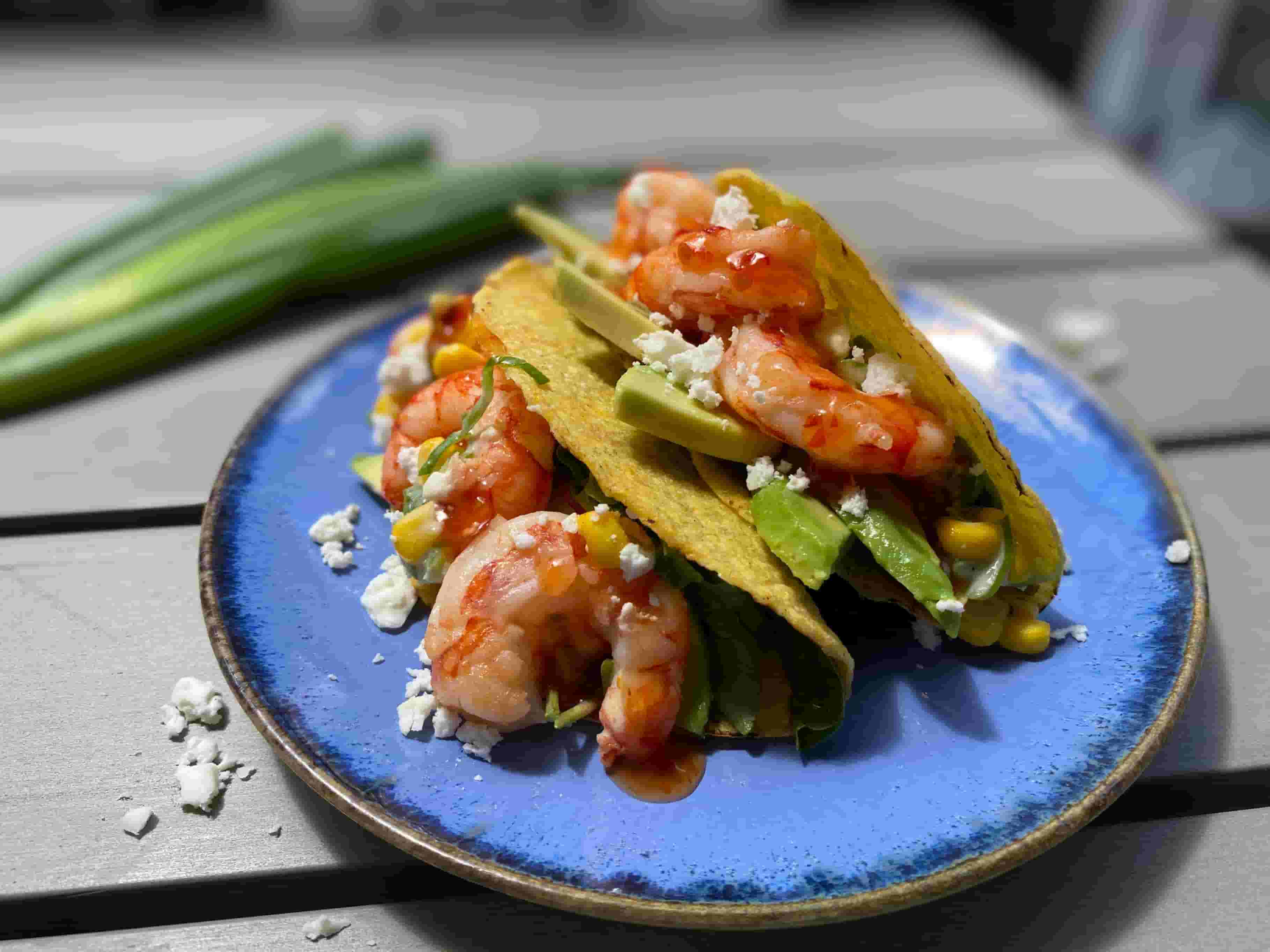 Такоси със скариди, царевична салата и сладък чили сос Recipe Image