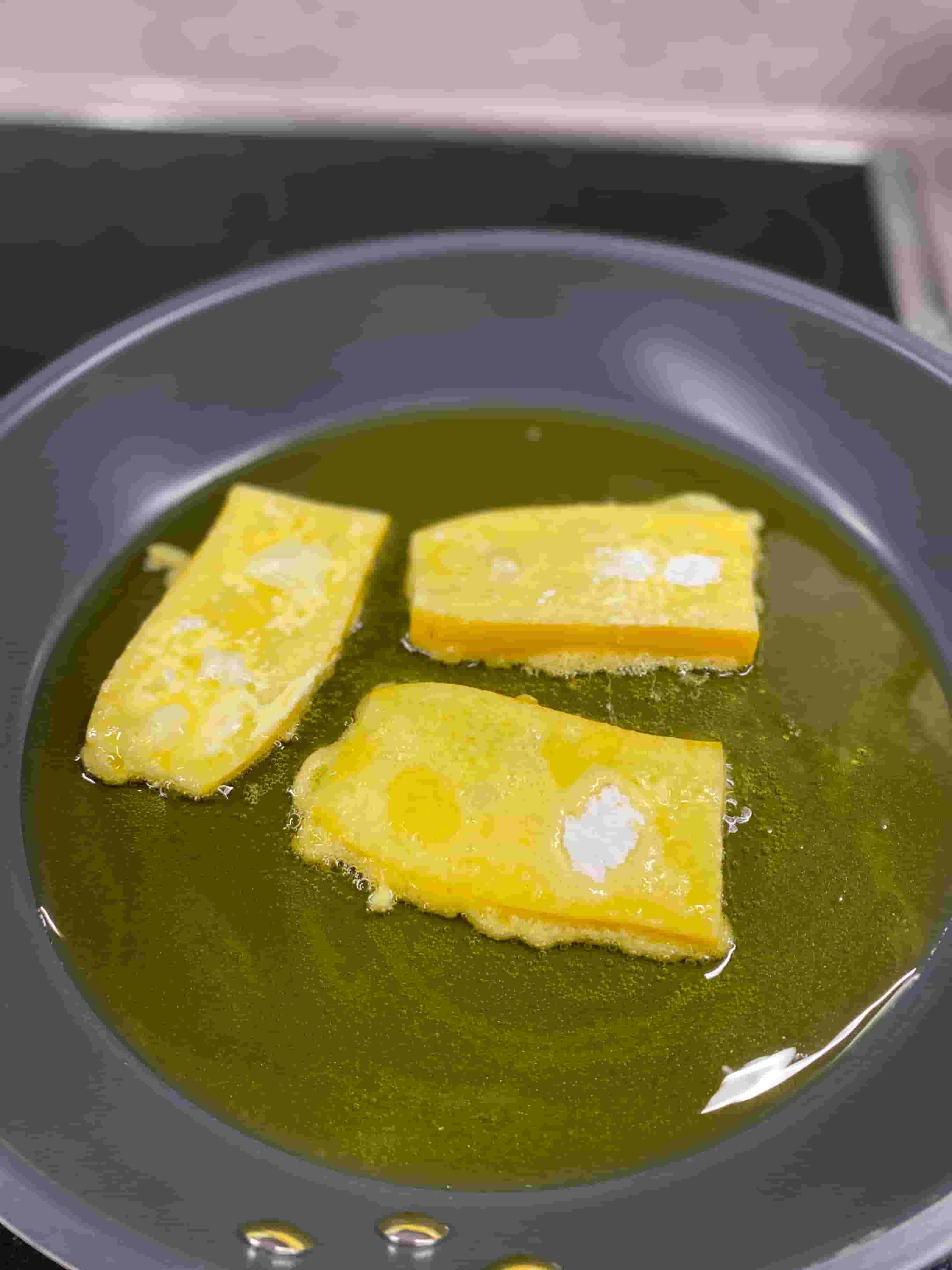 Хрупкави златисти пържени тиквички с млечно-чеснов сос Recipe Image