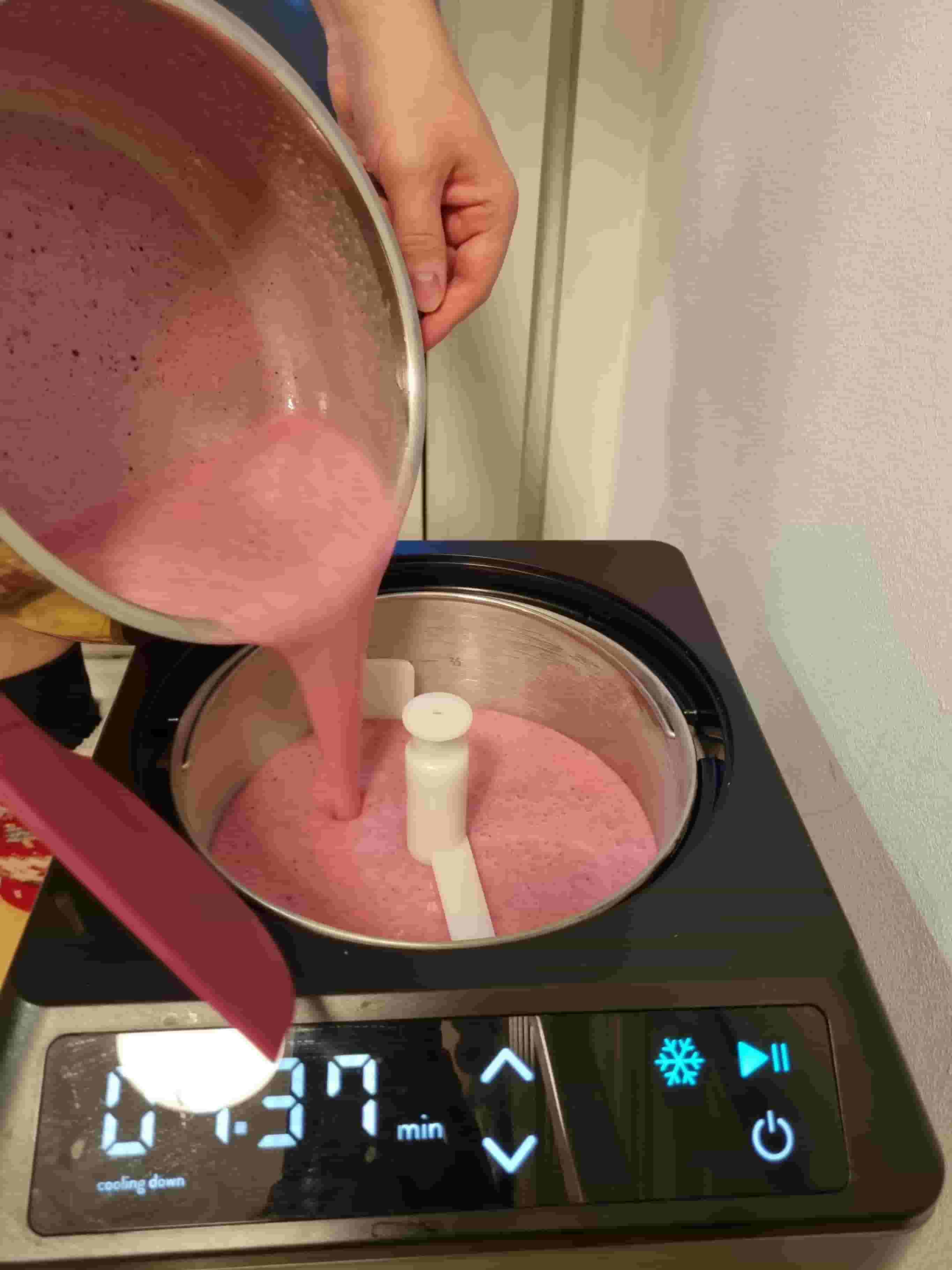 Helado cremoso de pitahaya y fresa Recipe Image