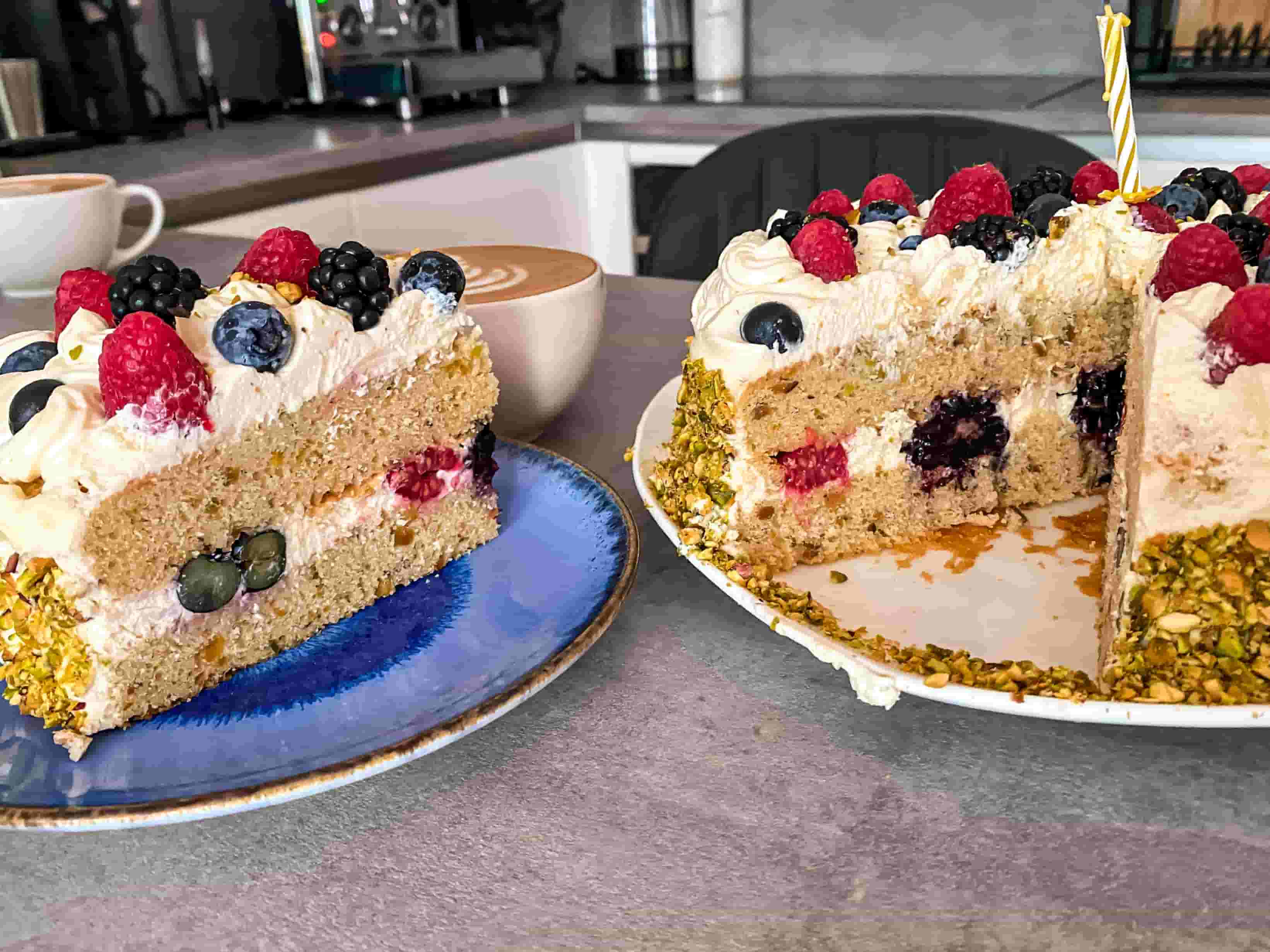Tort śmietankowy z owocami leśnymi Recipe Image