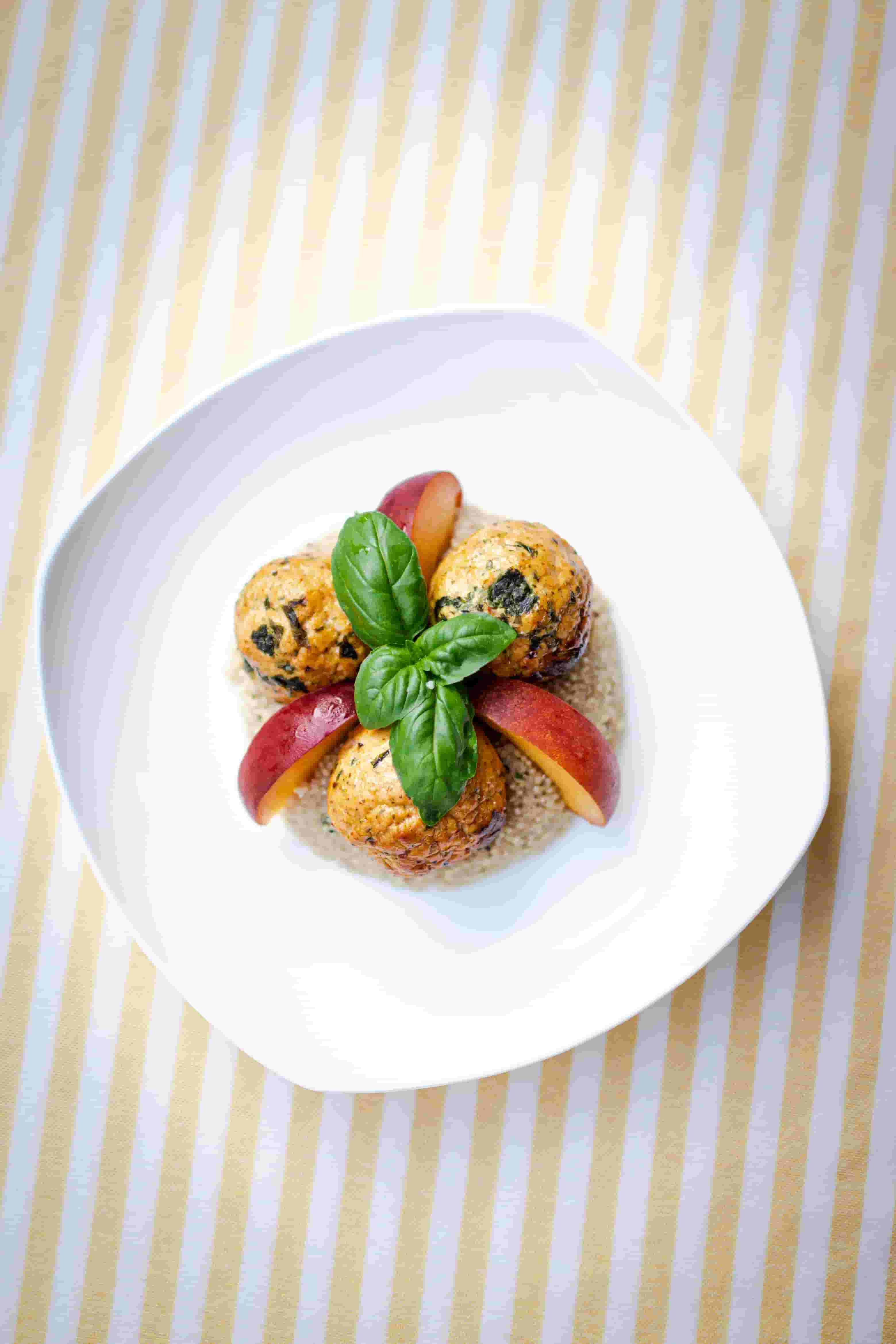 Boulettes de poulet avec quinoa aux herbes et pêches Recipe Image