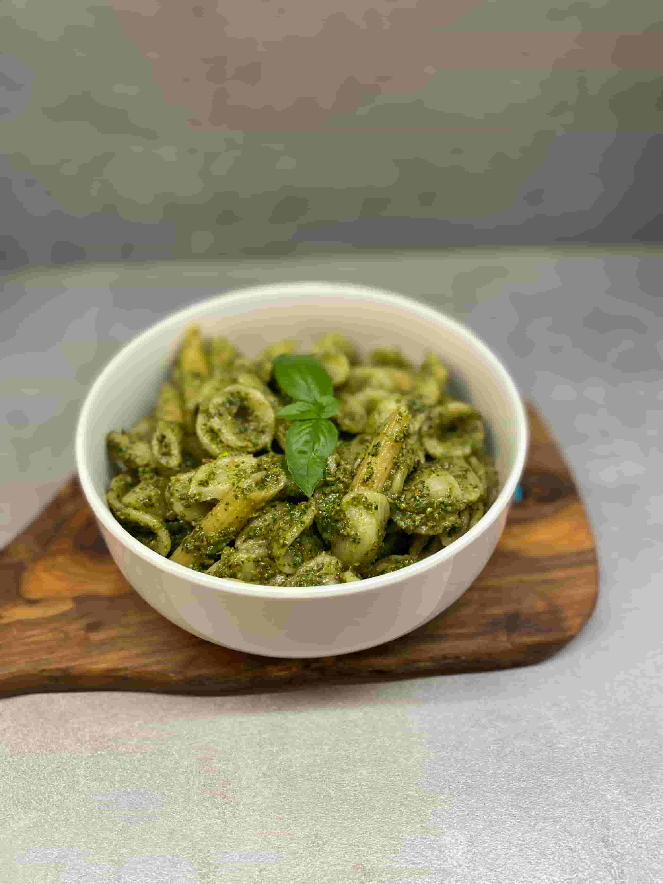 Pasta con Pesto de Acelga y Hojas de Remolacha Recipe Image