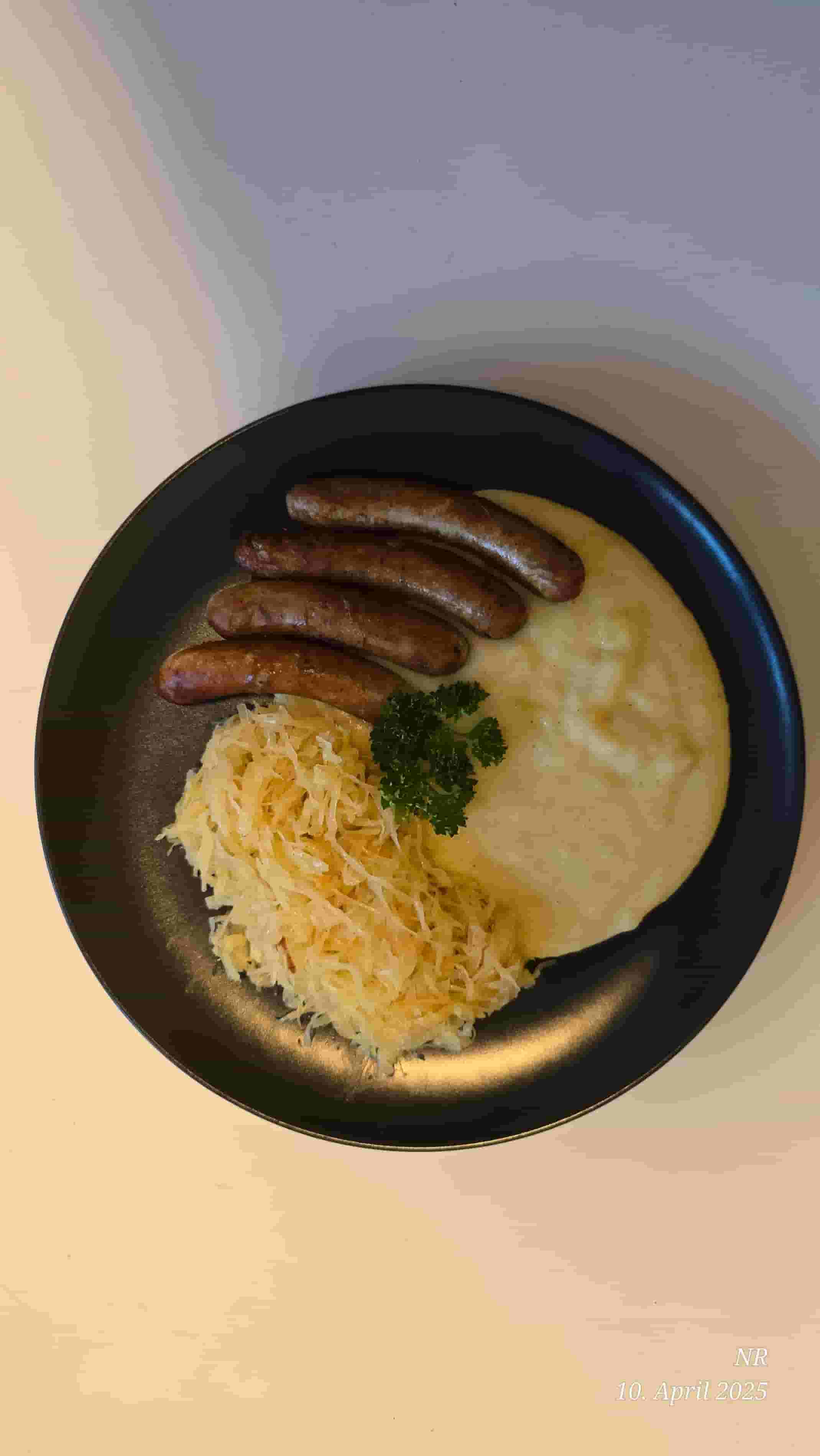 Bratwurst Norymberska z Kapustą Kiszoną Recipe Image