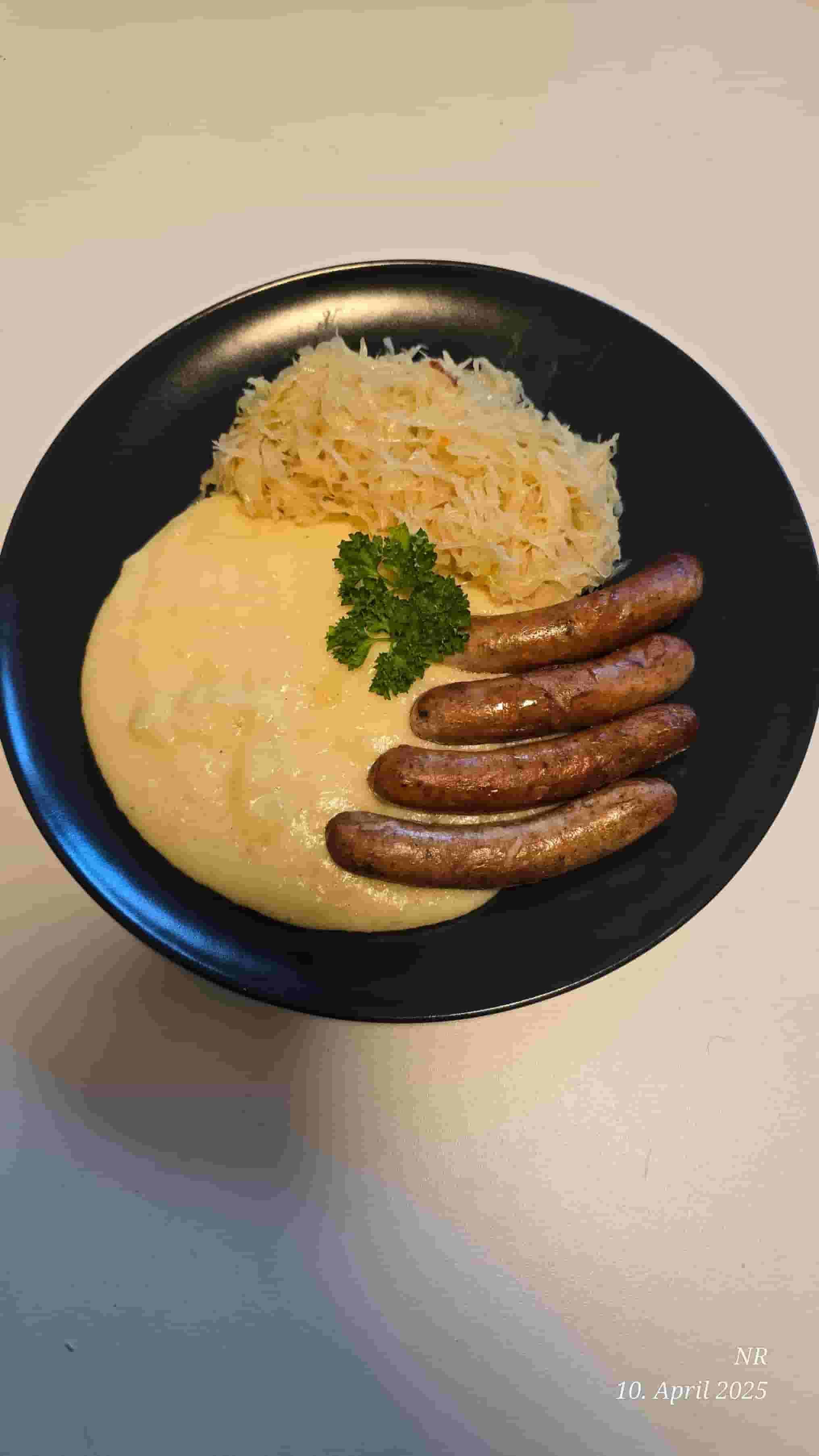 Bratwurst Norymberska z Kapustą Kiszoną Recipe Image