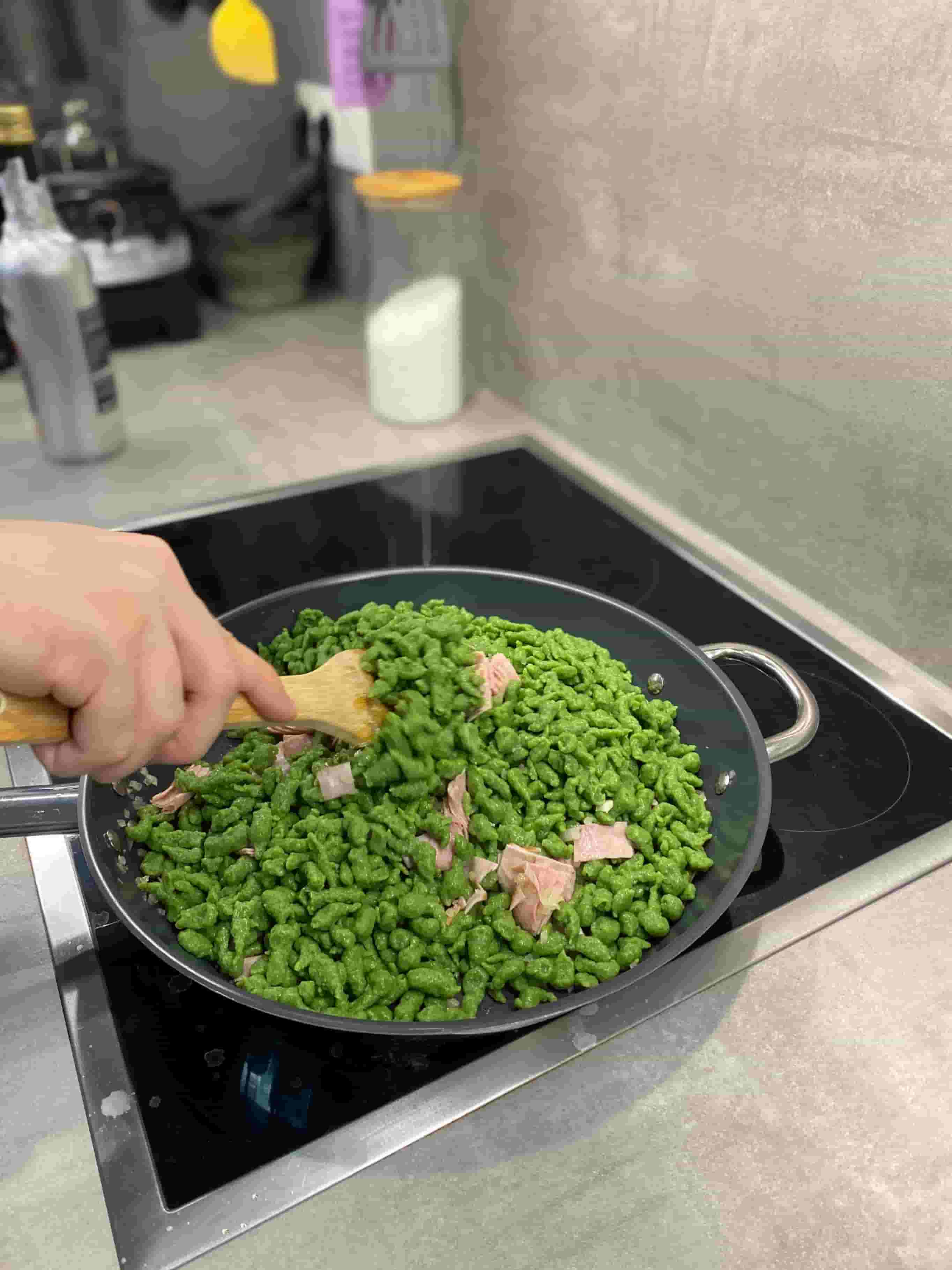 Spätzle de Espinacas con Proteínas, Cebolla y Jamón (sin Leche) Recipe Image