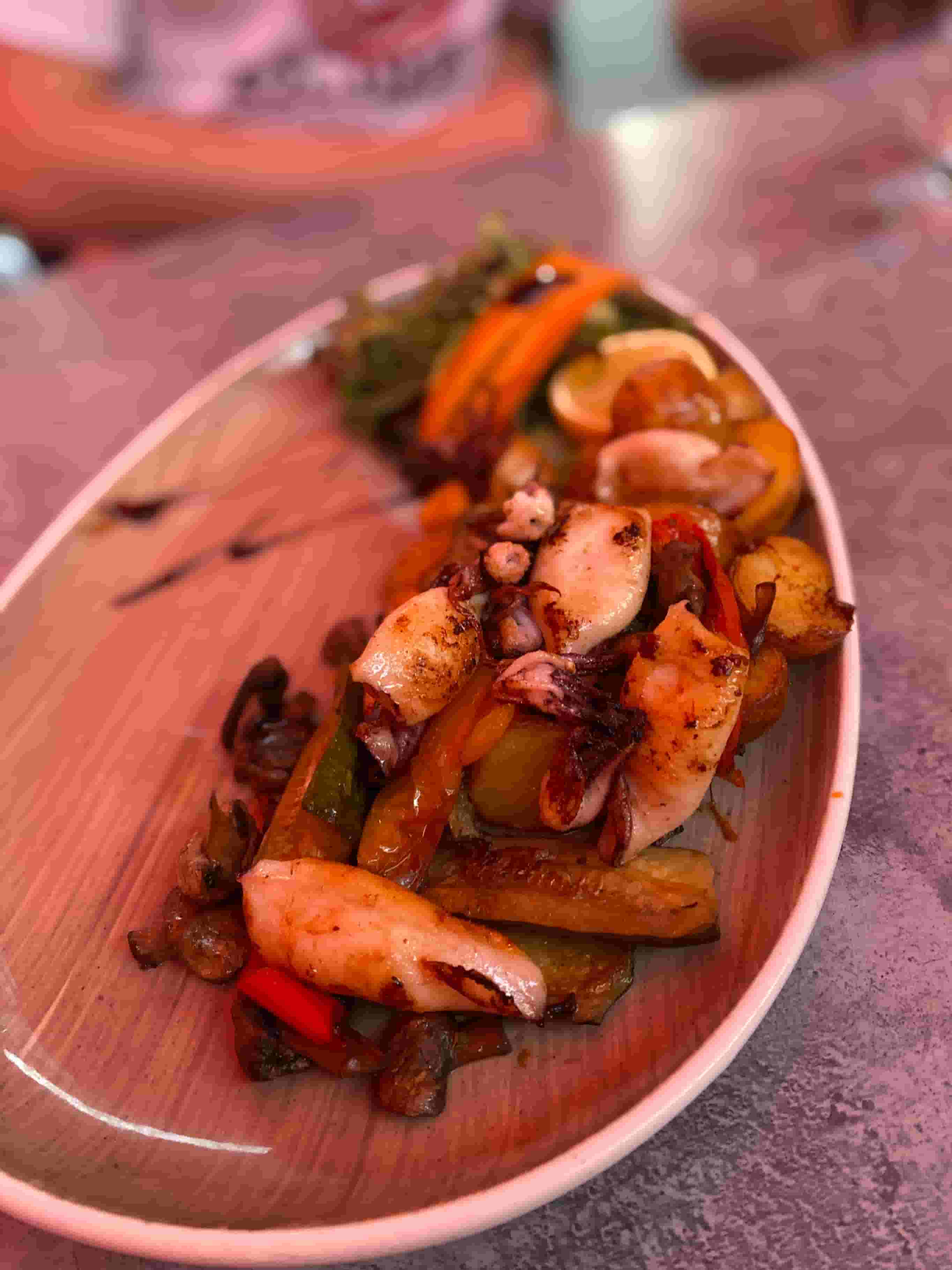 Pikanter gegrillter Tintenfisch mit verkohltem mediterranem Gemüse und Zitronenkartoffeln Recipe Image