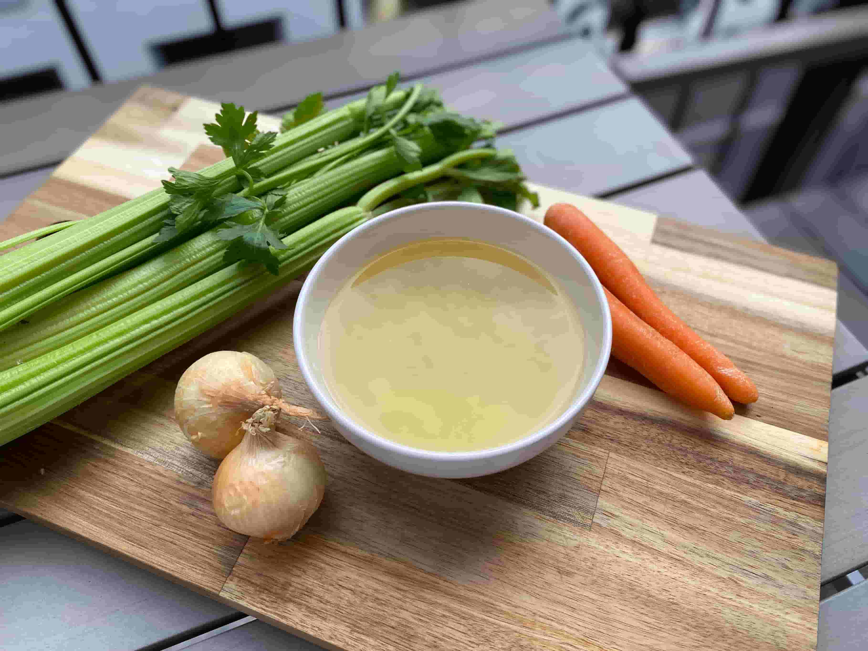 Hausgemachte Hühnerbrühe Recipe Image