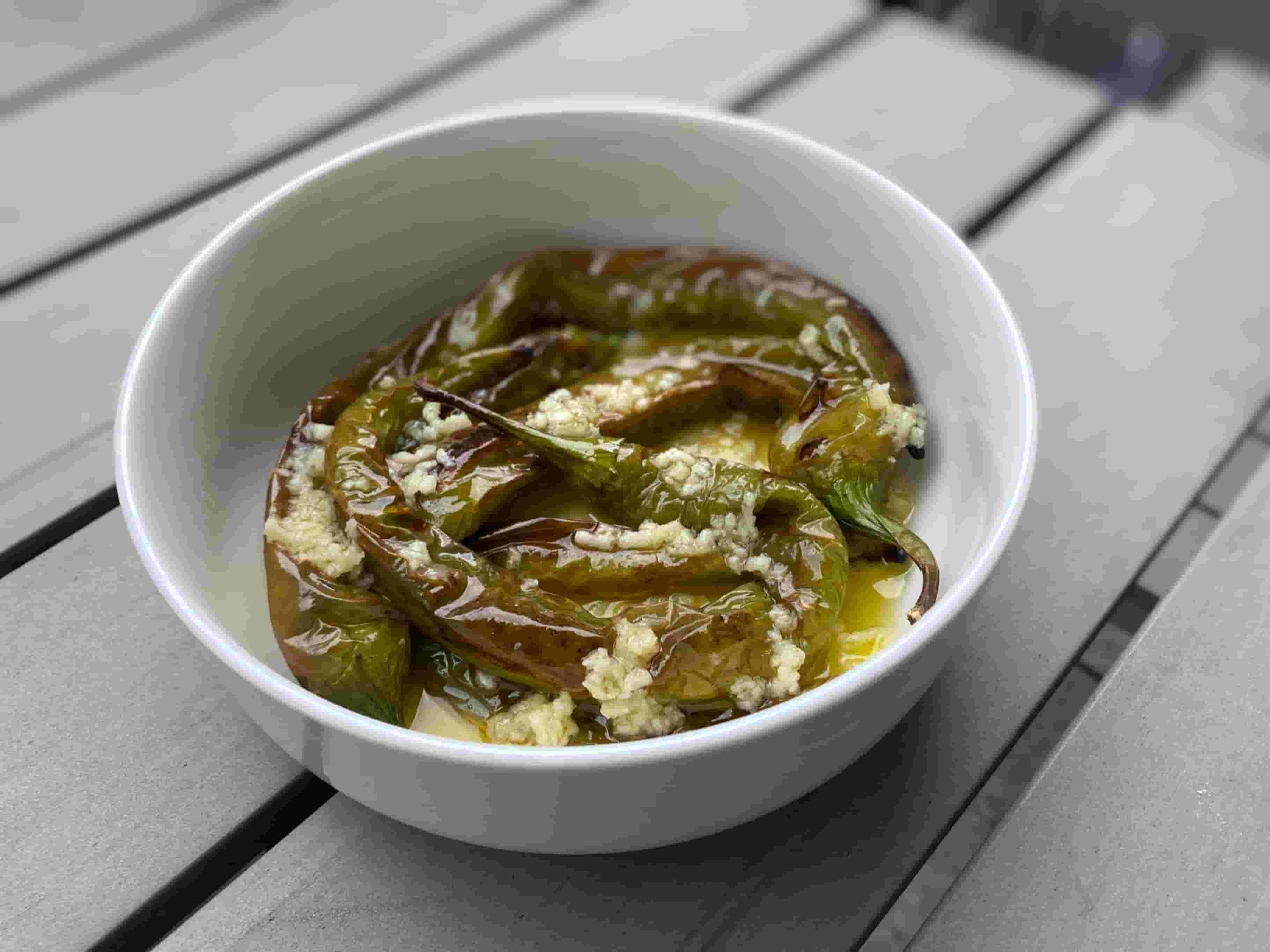 Пикантно предястие от печени зелени чушки Recipe Image