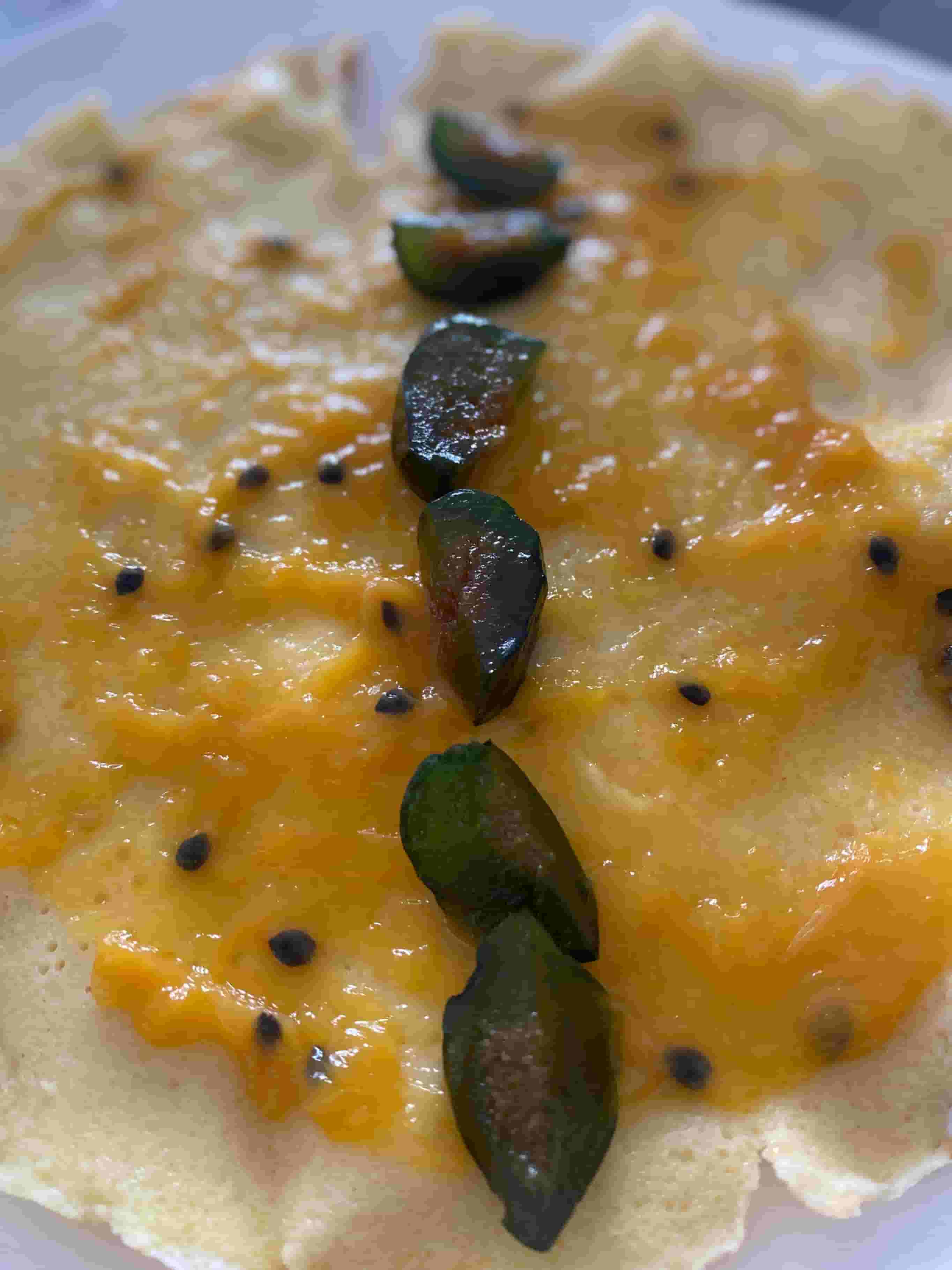 Süße Pfannkuchen mit Mango- & Passionsfruchtpüree Recipe Image