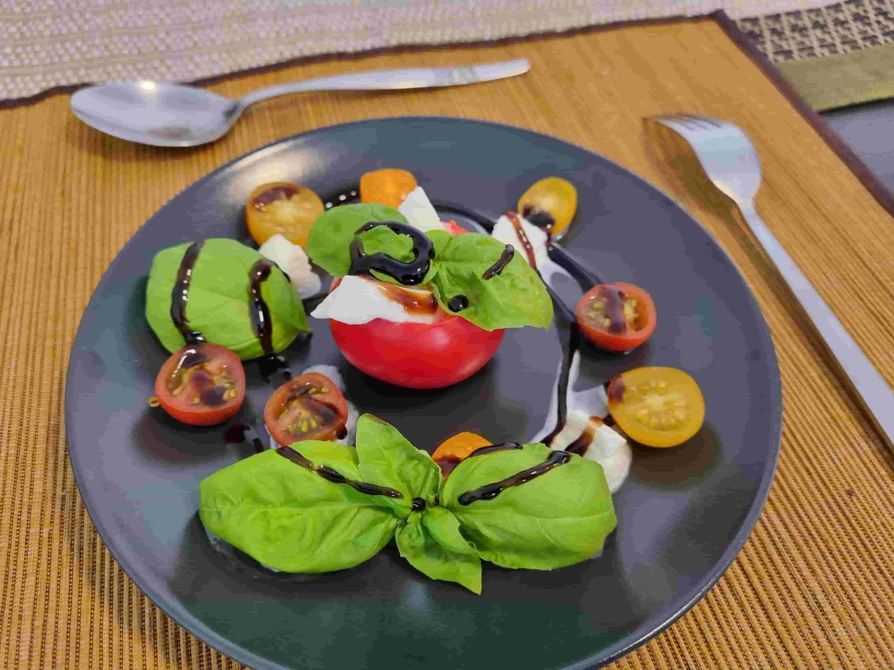 Биволска моцарела с пресни чери домати Recipe Image