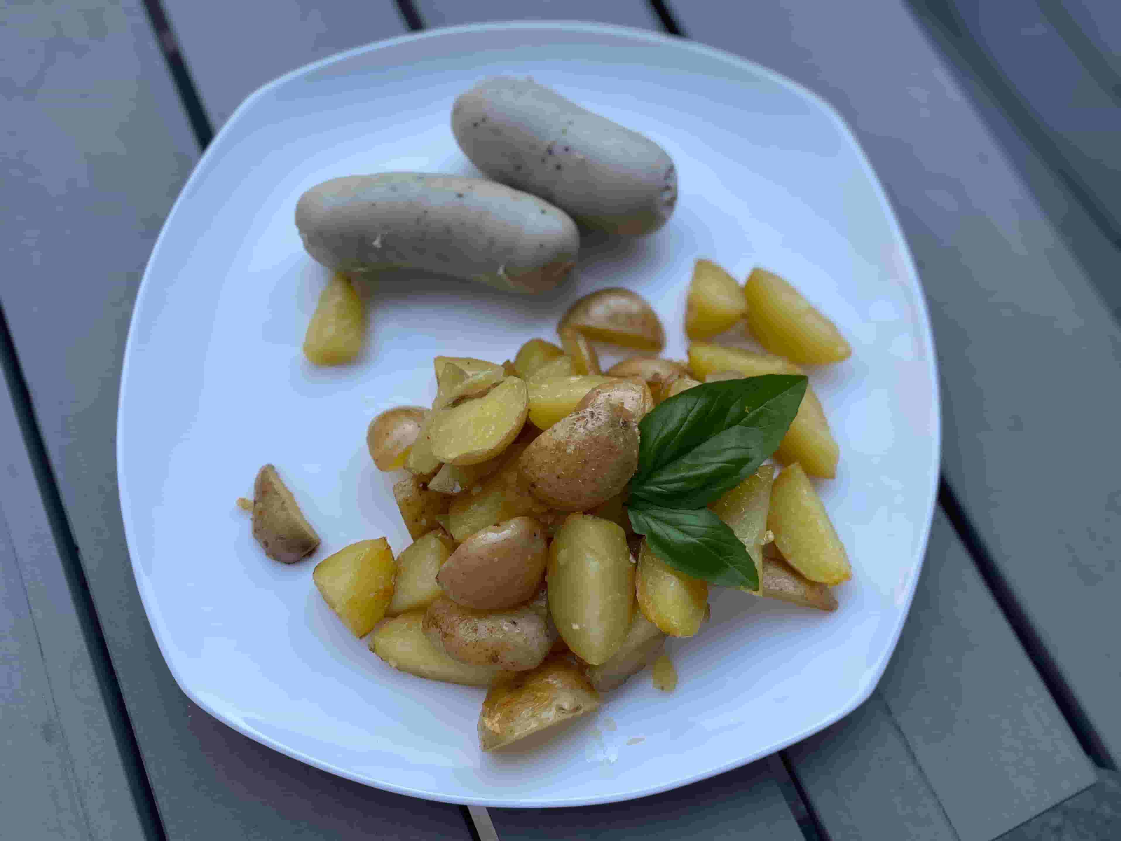 Weisswurst bavaroise authentique avec salade de pommes de terre Recipe Image