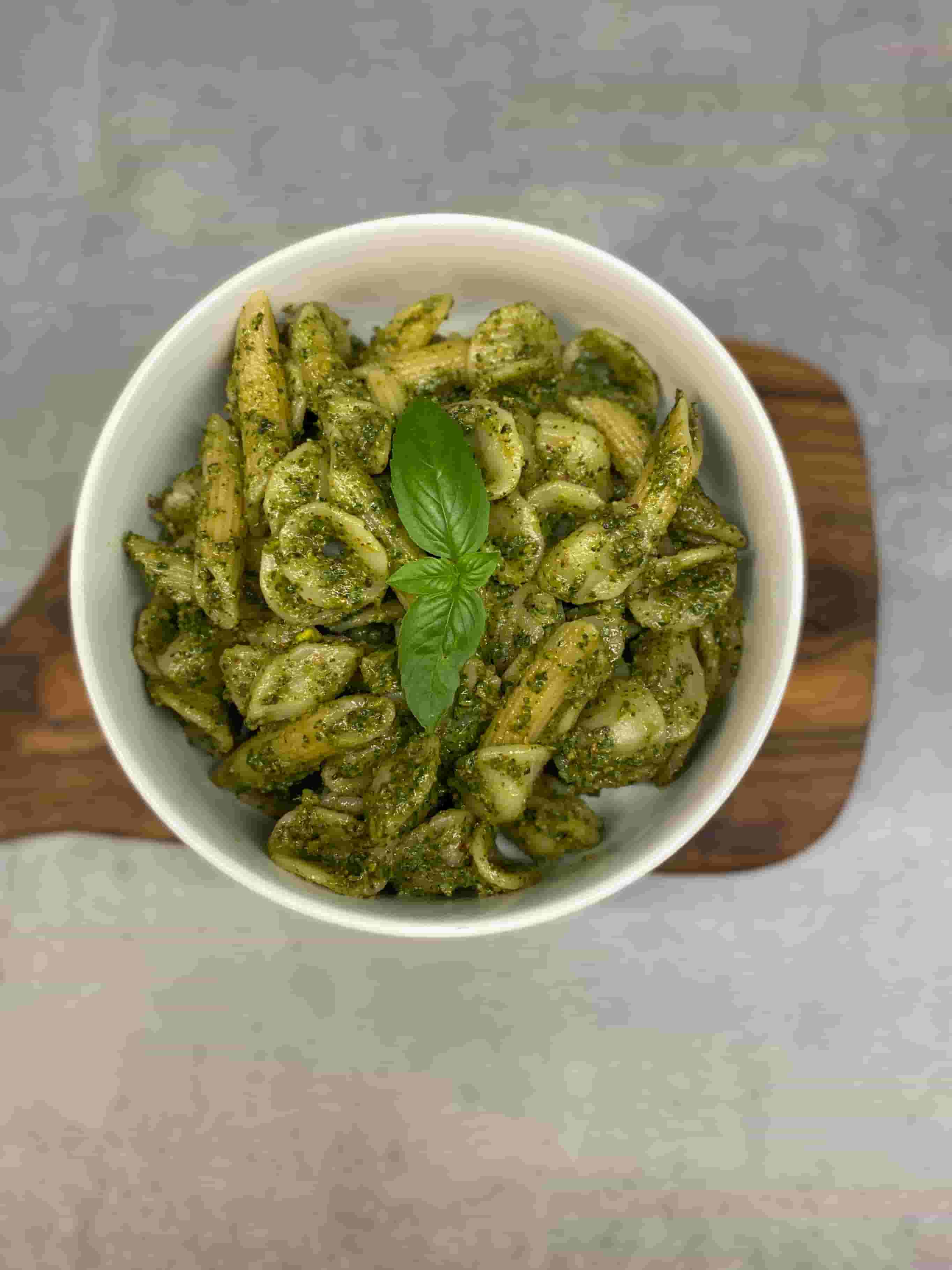 Pasta con Pesto de Acelga y Hojas de Remolacha Recipe Image