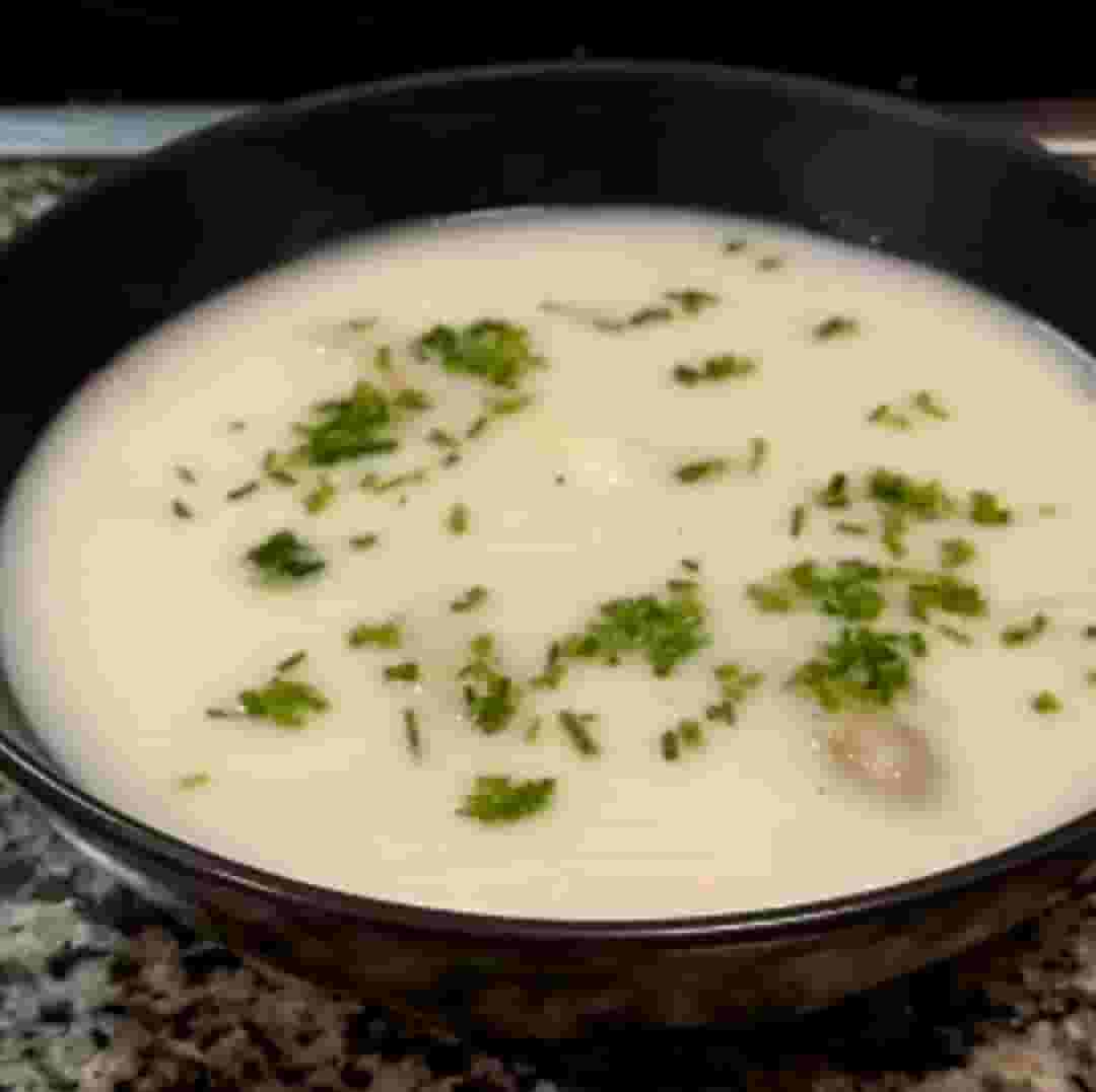 Wegańska kremowa zupa szparagowa z kawałkami szparagów Recipe Image