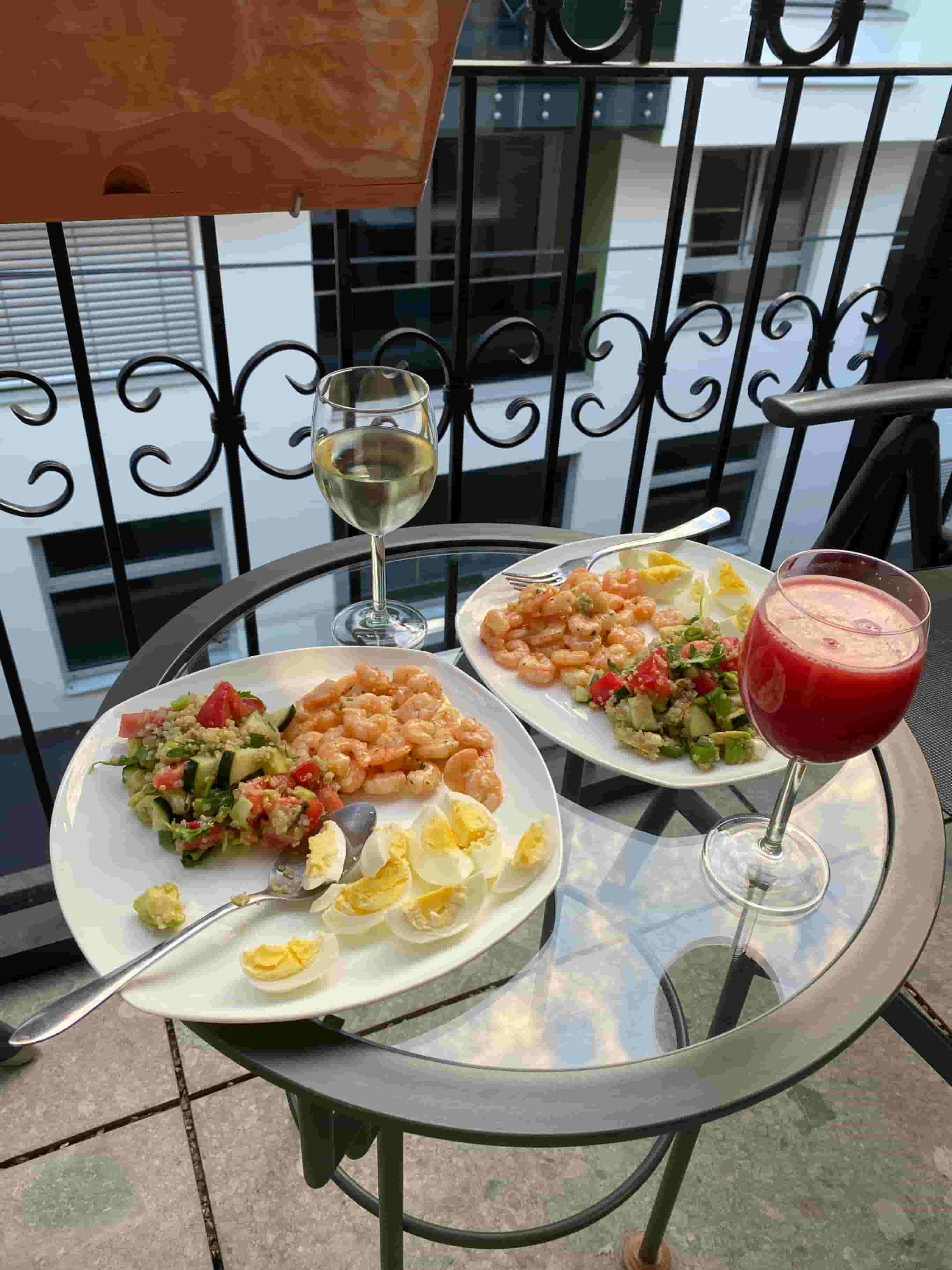 Camarones con Ensalada de Quinoa Recipe Image