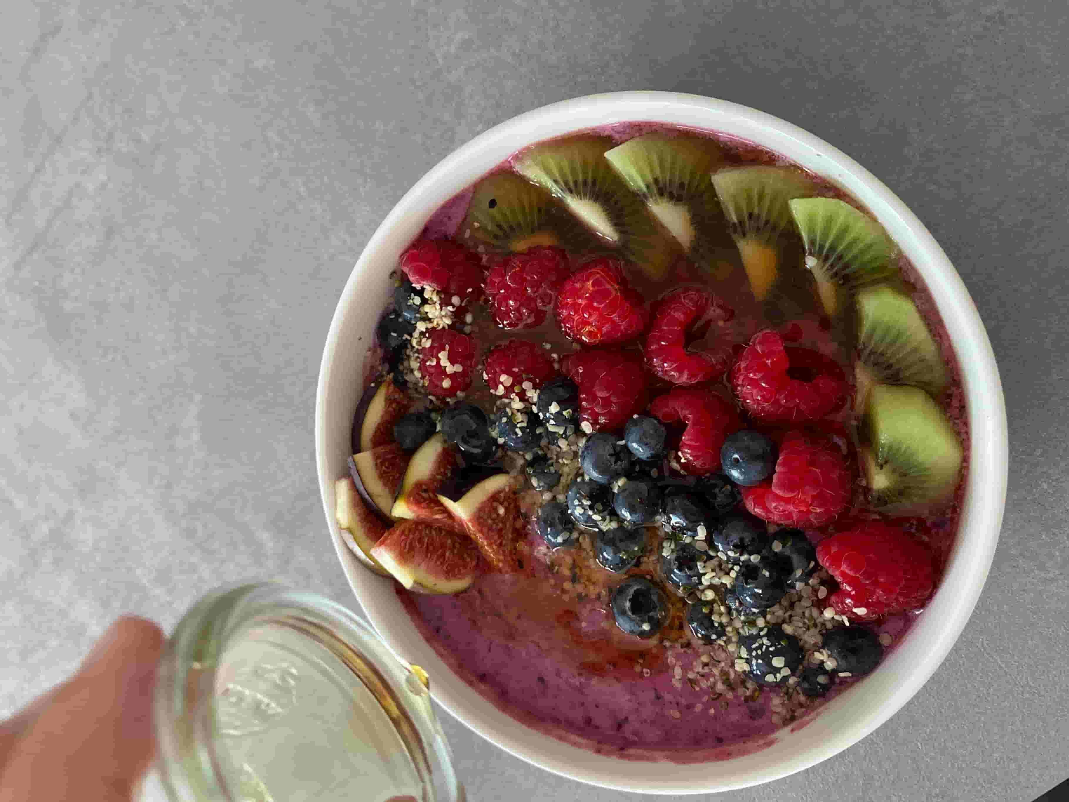 Bol de smoothie aux fruits Recipe Image