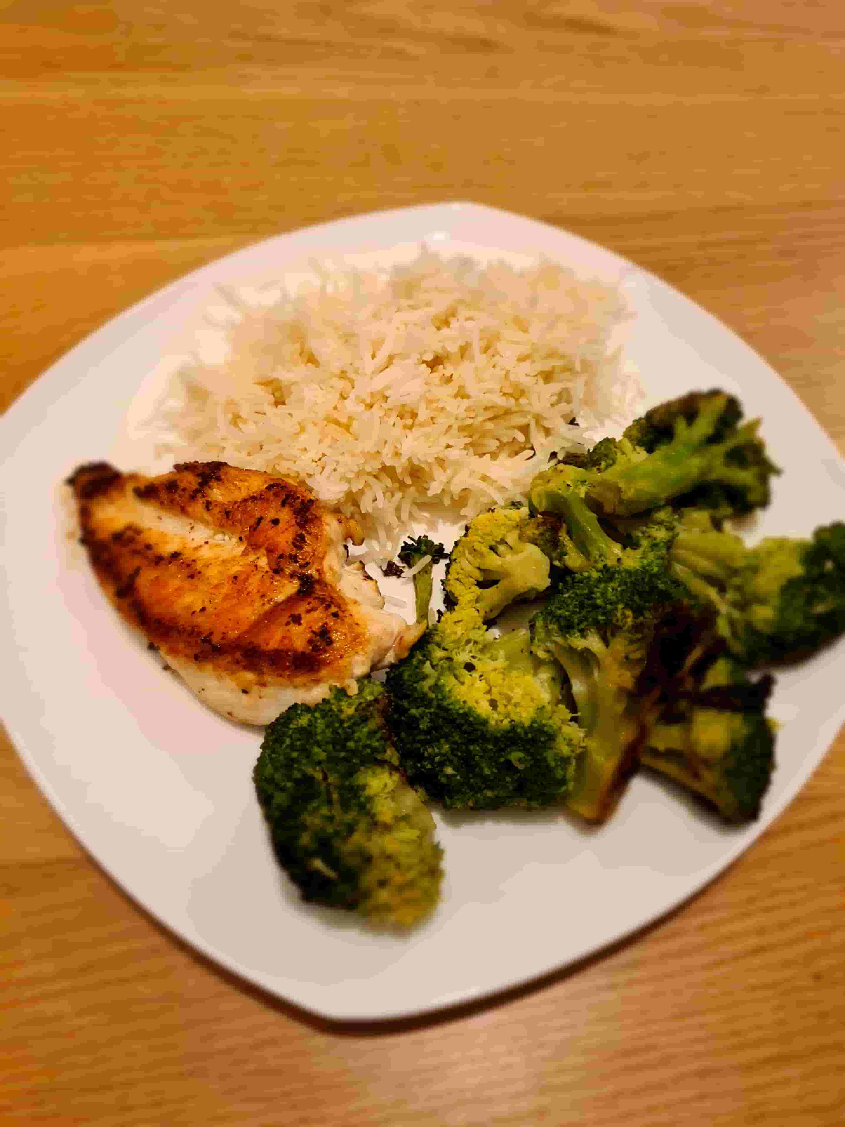 Pechuga de Pollo Sellada con Brócoli Salteado y Arroz Recipe Image