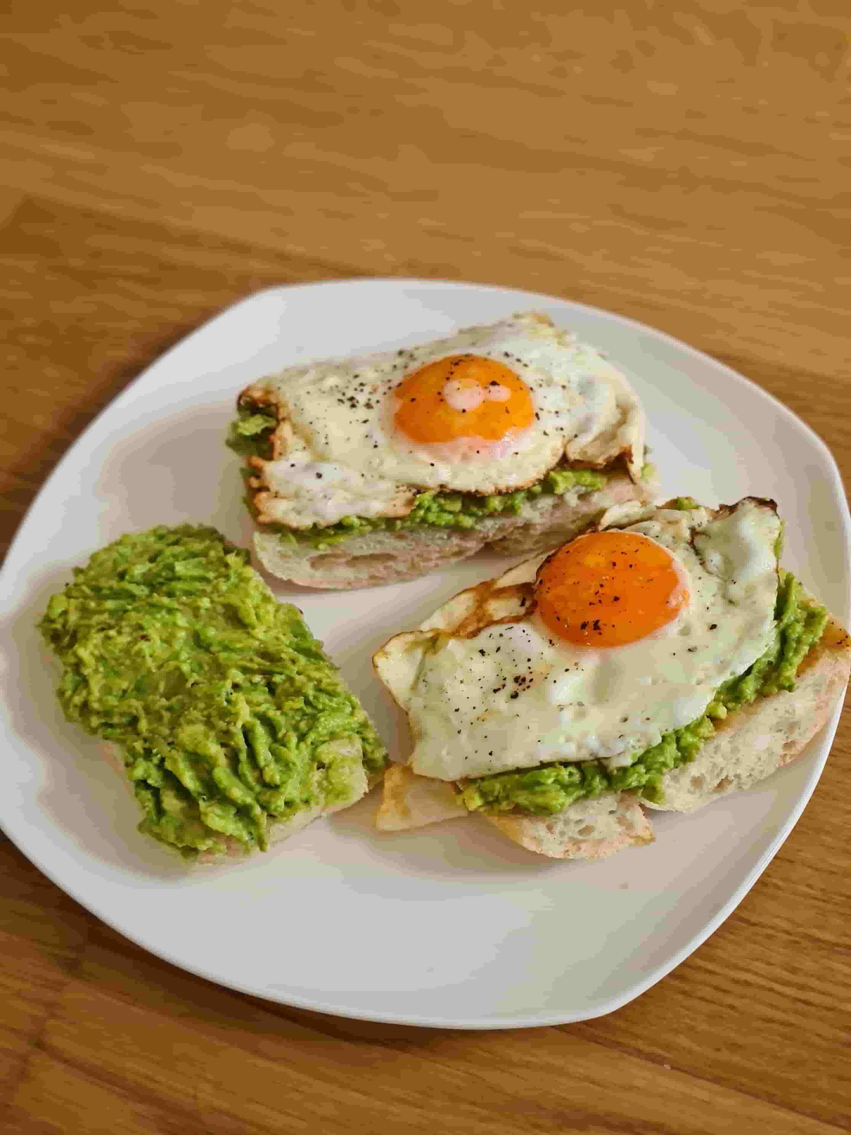 Sándwich de Huevo Frito y Aguacate Recipe Image