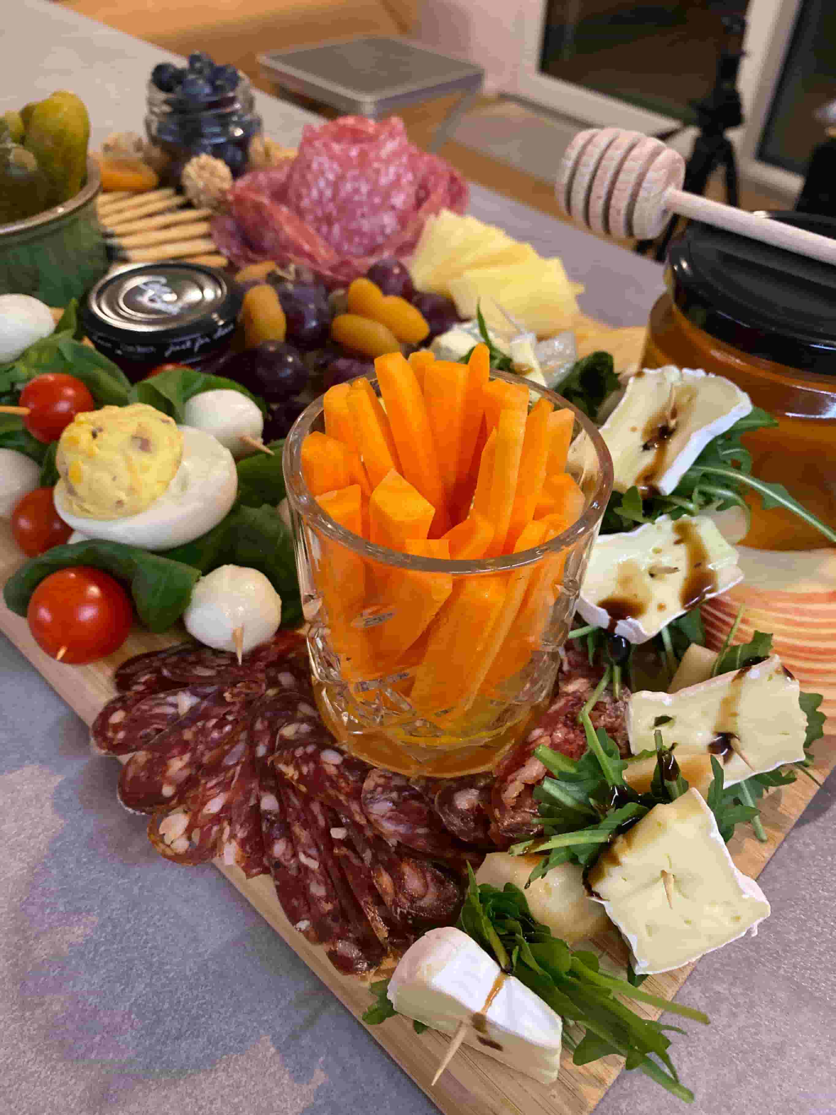 Парти плато със сирена и колбаси Recipe Image
