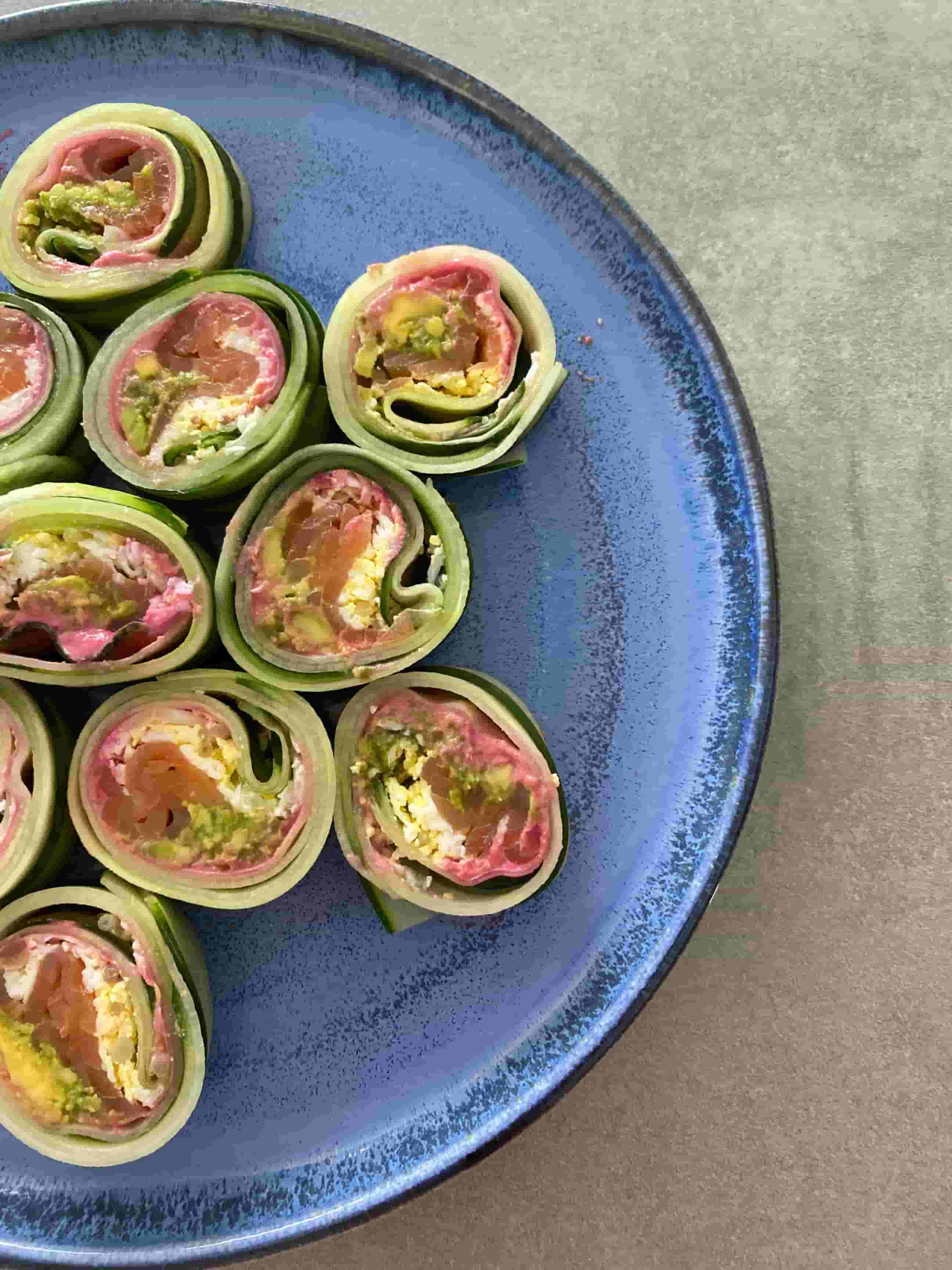Суши рулца от краставици с хумус от червено цвекло Recipe Image