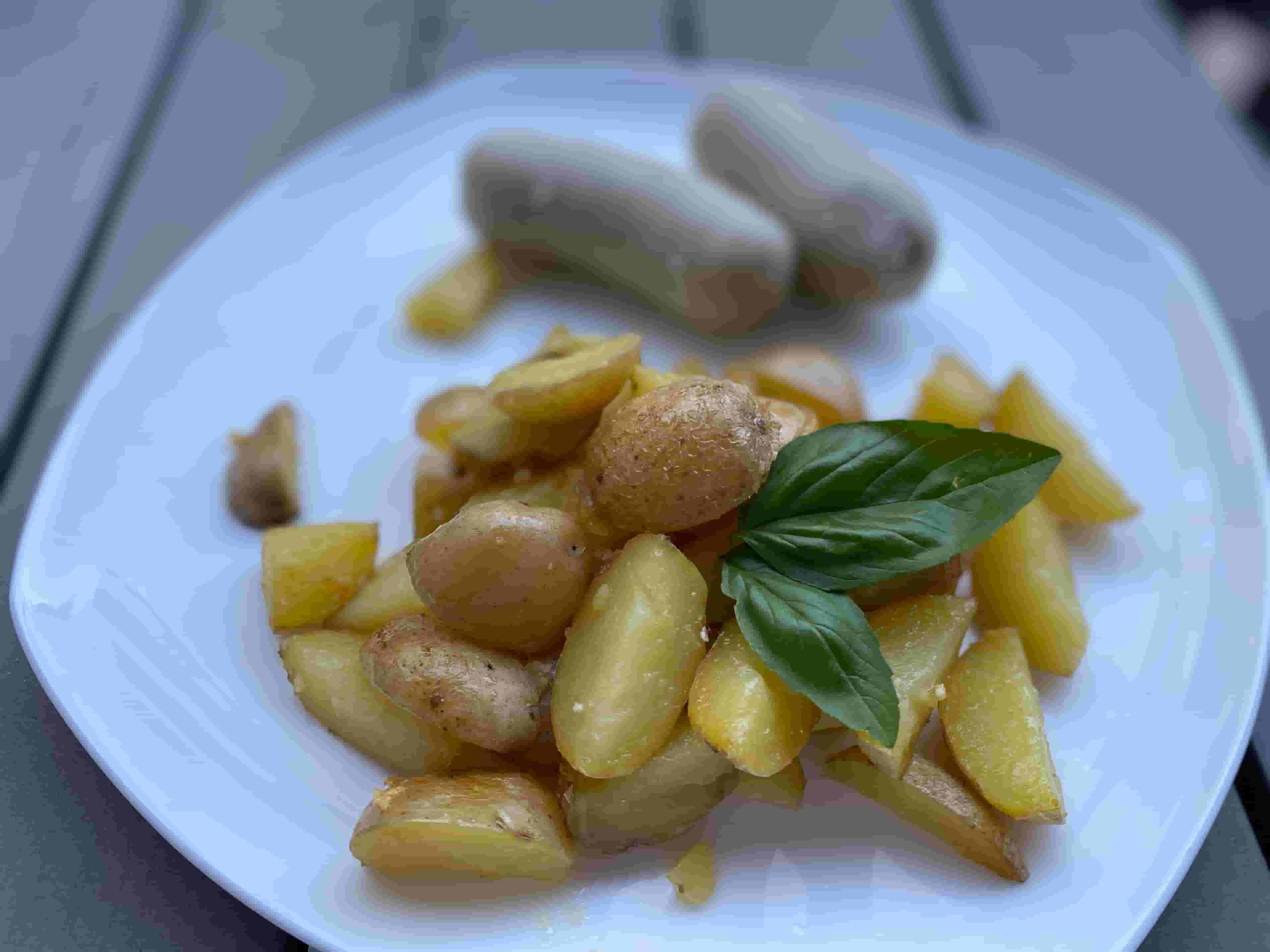 Weisswurst bavaroise authentique avec salade de pommes de terre Recipe Image