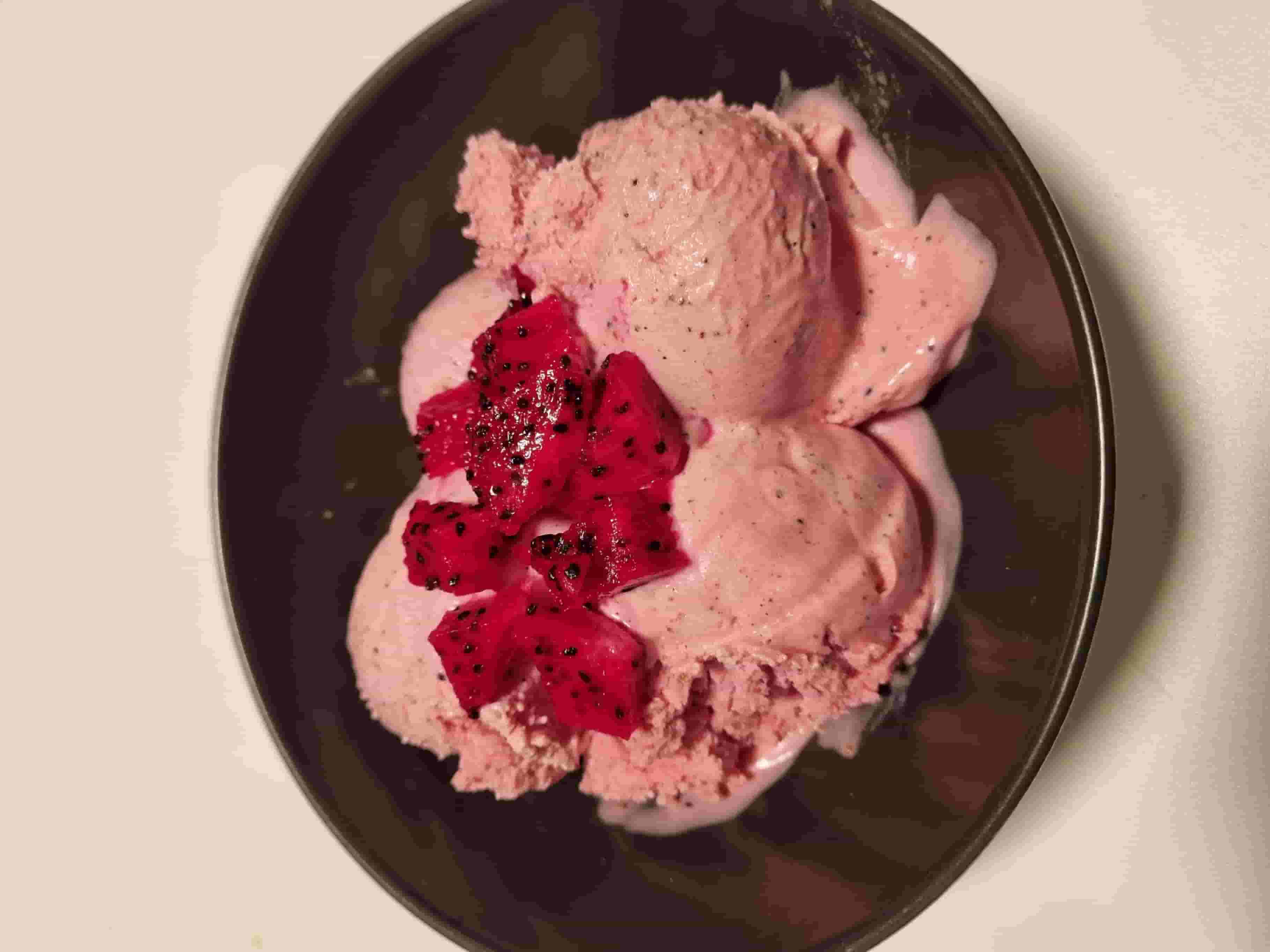 Helado cremoso de pitahaya y fresa Recipe Image