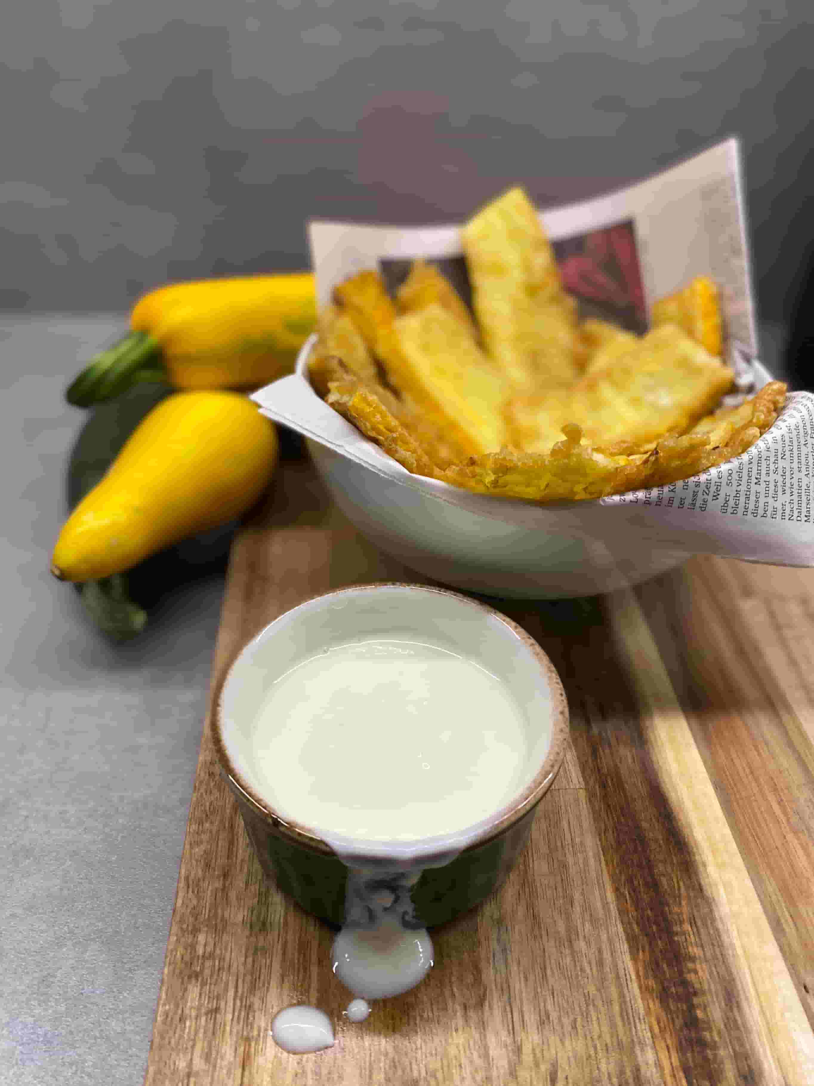 Хрупкави златисти пържени тиквички с млечно-чеснов сос Recipe Image