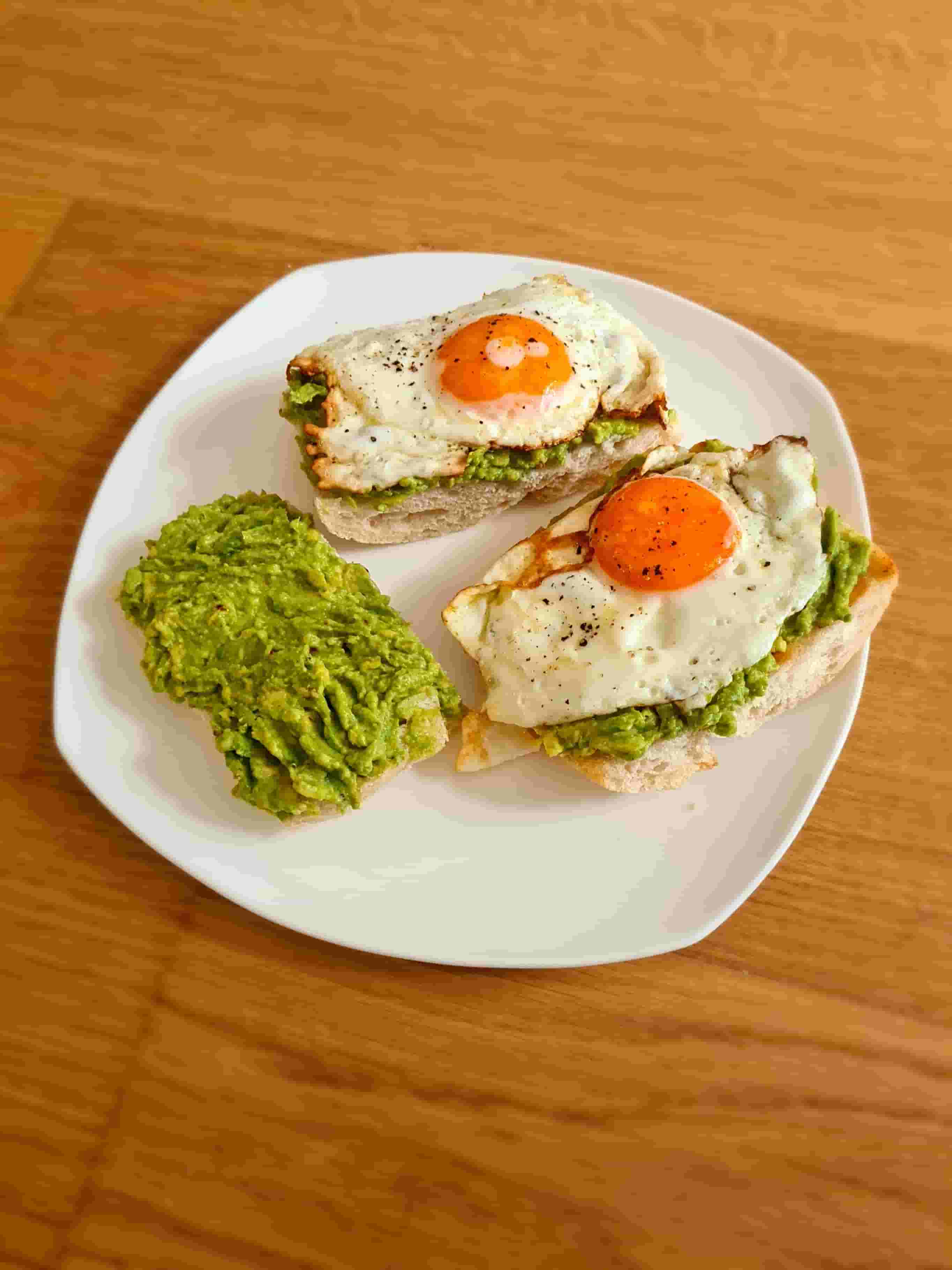 Sándwich de Huevo Frito y Aguacate Recipe Image