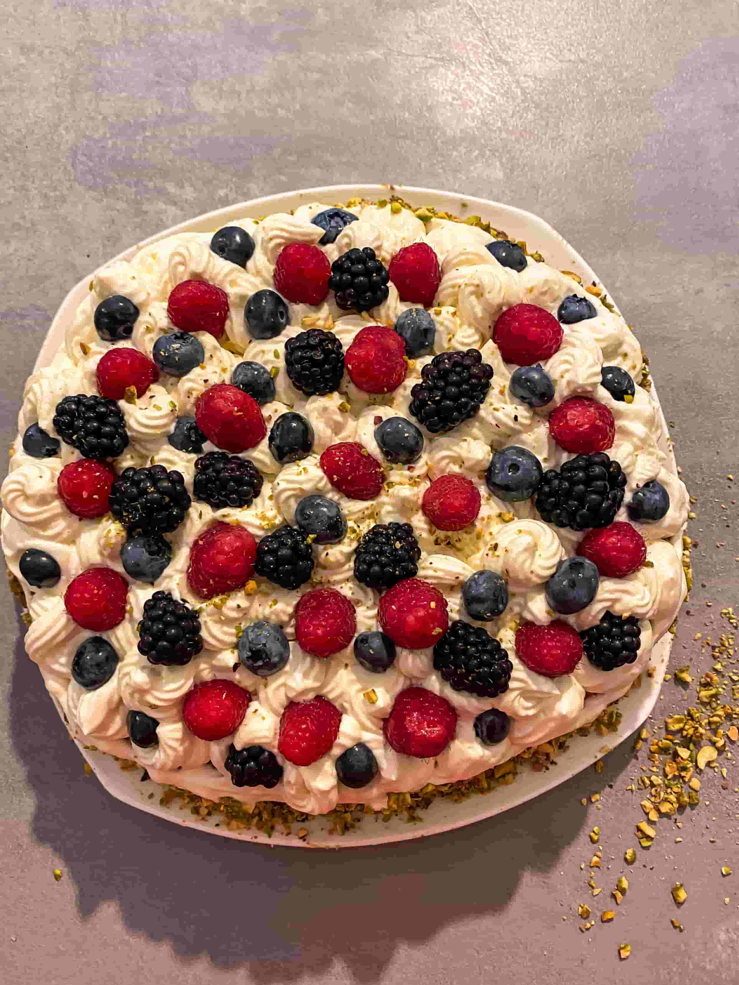 Tort śmietankowy z owocami leśnymi Recipe Image