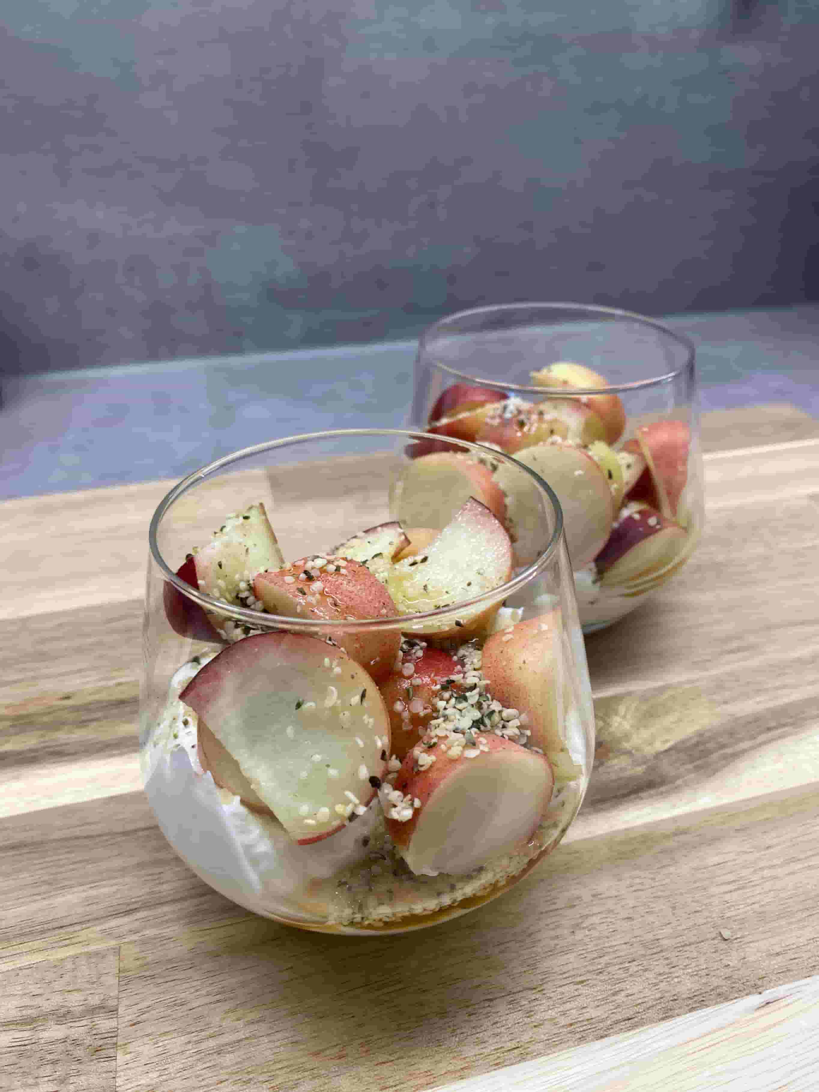 Schneller & gesunder Pfirsich-Joghurt-Snack mit Hanfsamen Recipe Image