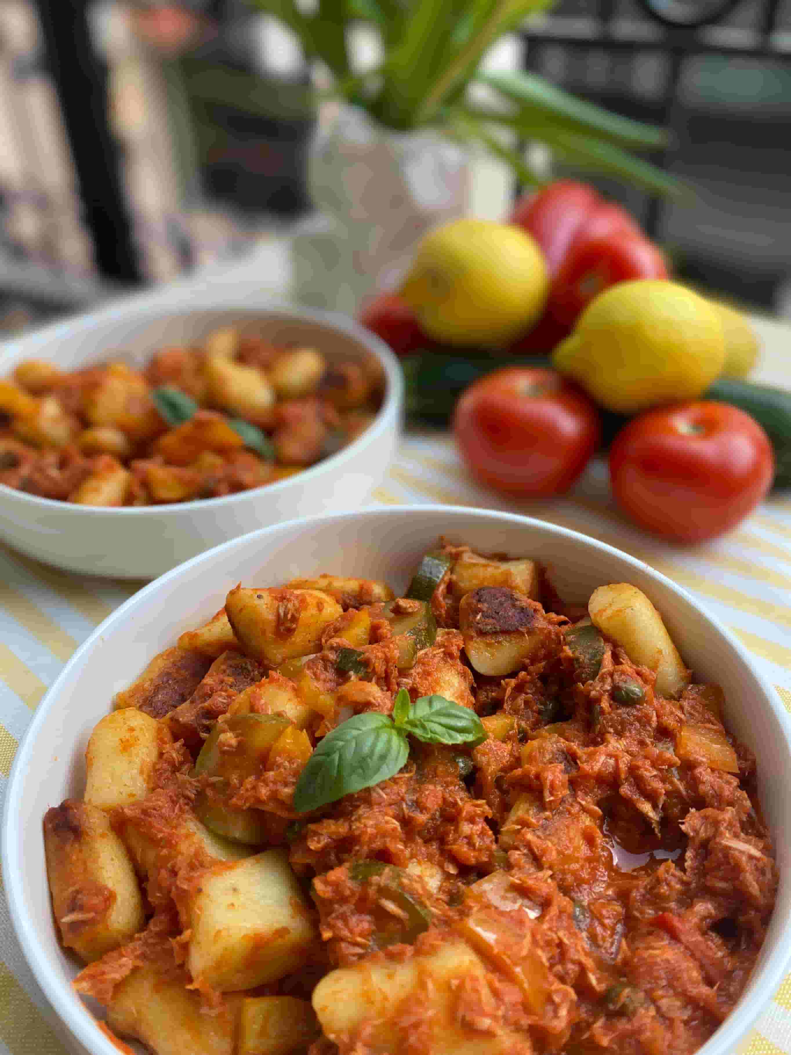 Ñoquis Crujientes con Atún y Salsa de Tomate y Verduras Recipe Image
