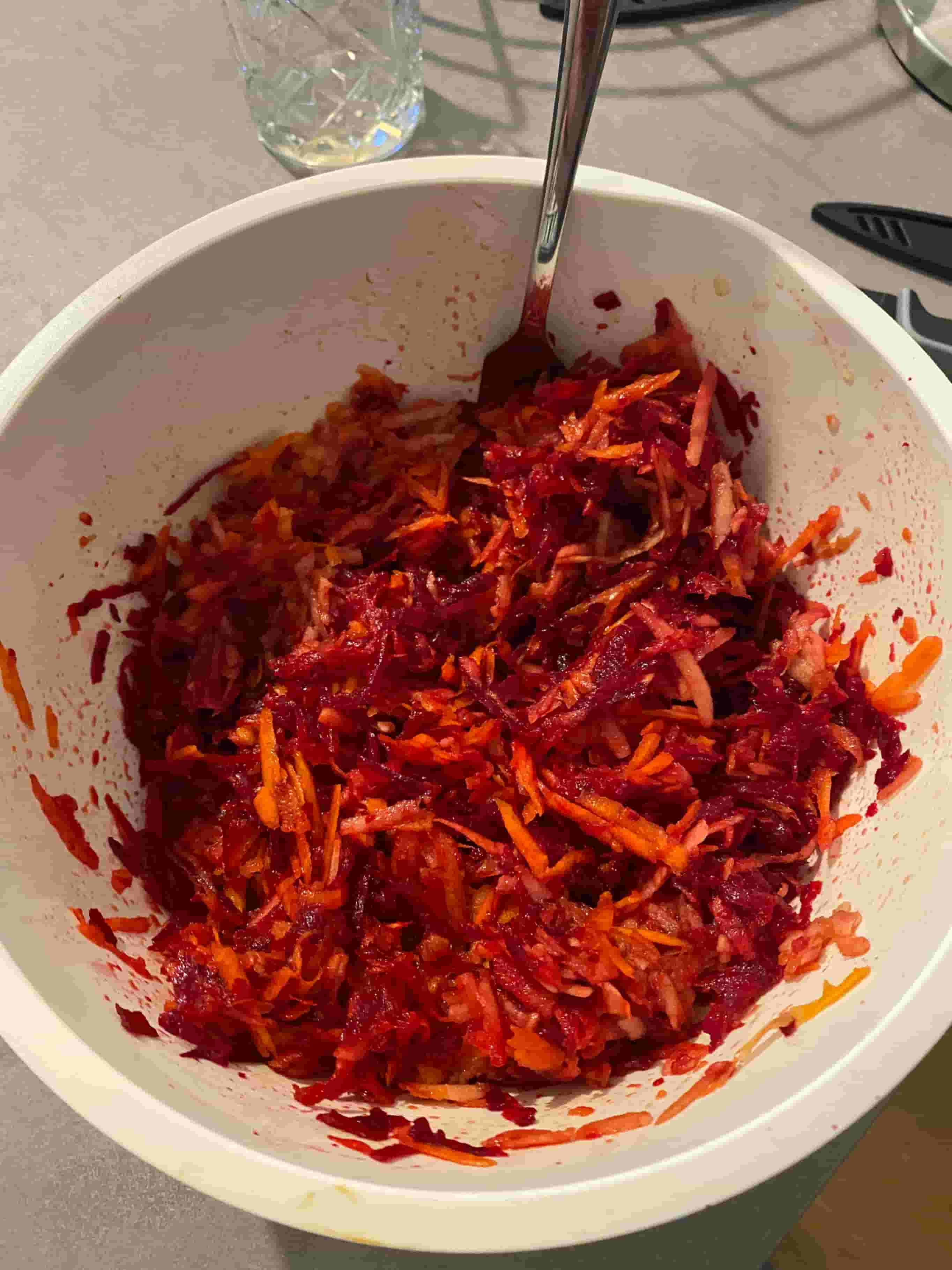 Rote-Bete-, Apfel- und Karottensalat mit Honig-Apfelessig-Vinaigrette Recipe Image